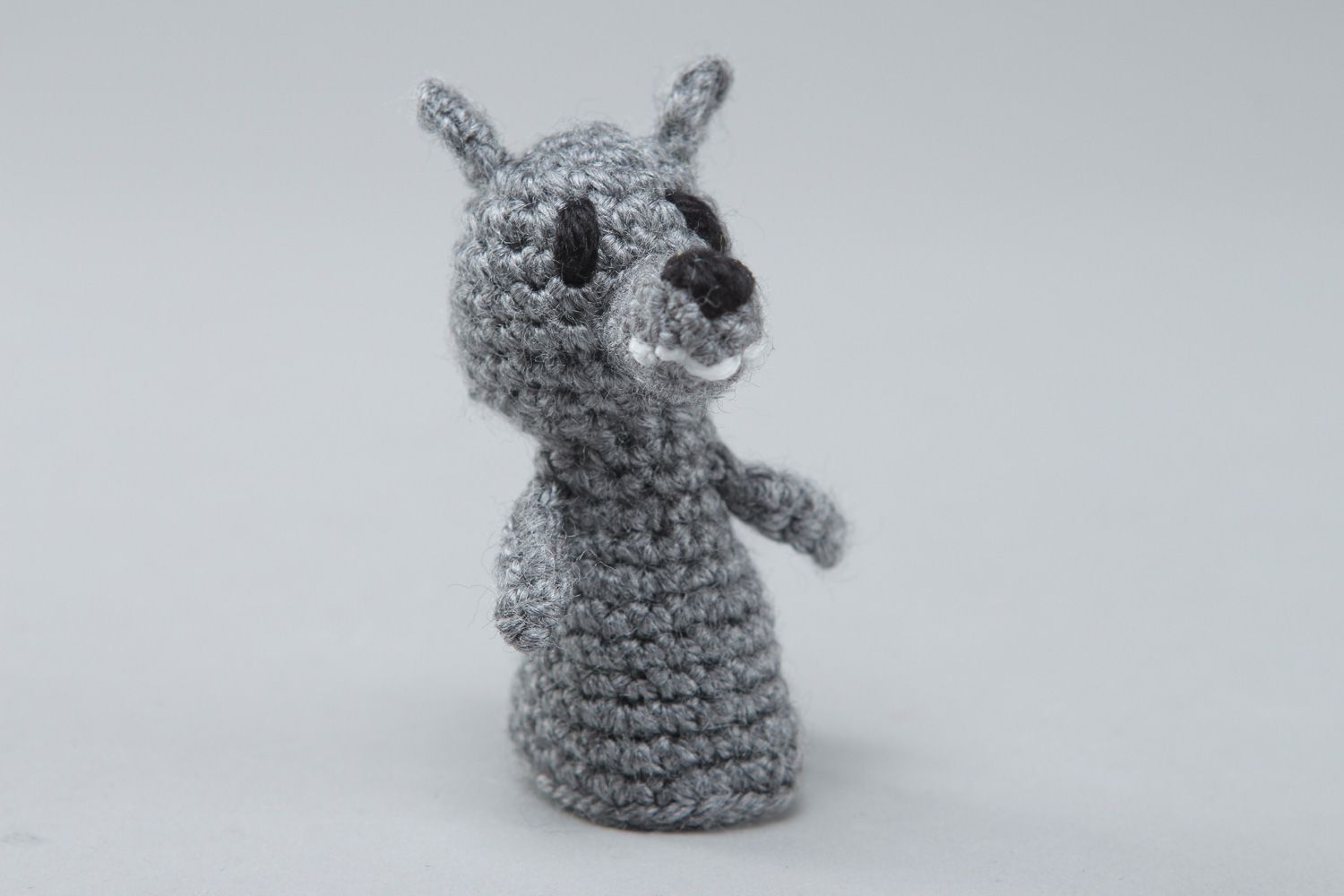 Marionnette à doigt faite main tricotée au crochet originale Loup gris photo 1