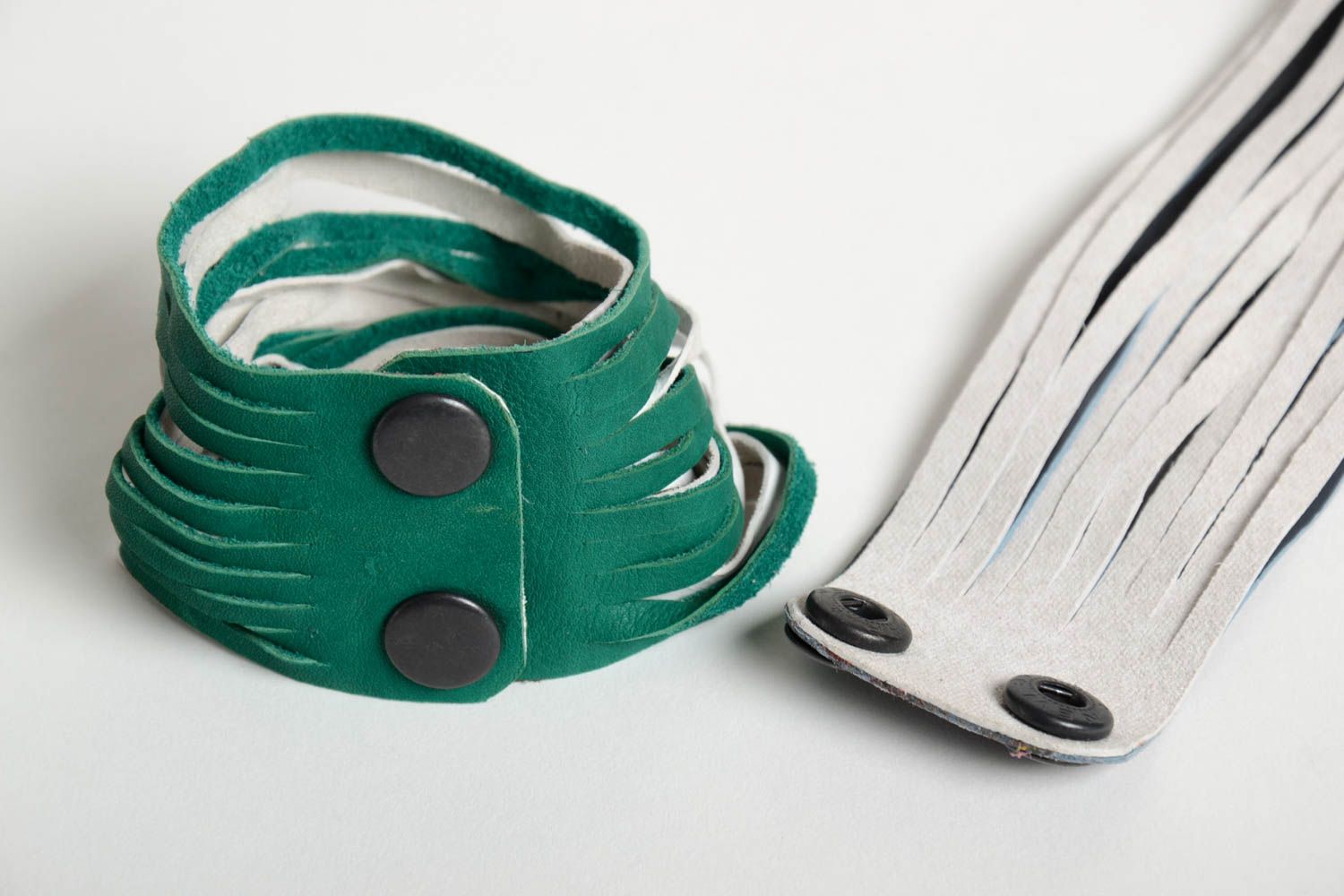 Breite zwei Damen Armbänder handmade Leder Schmuck Frauen Accessoires grün grau foto 2