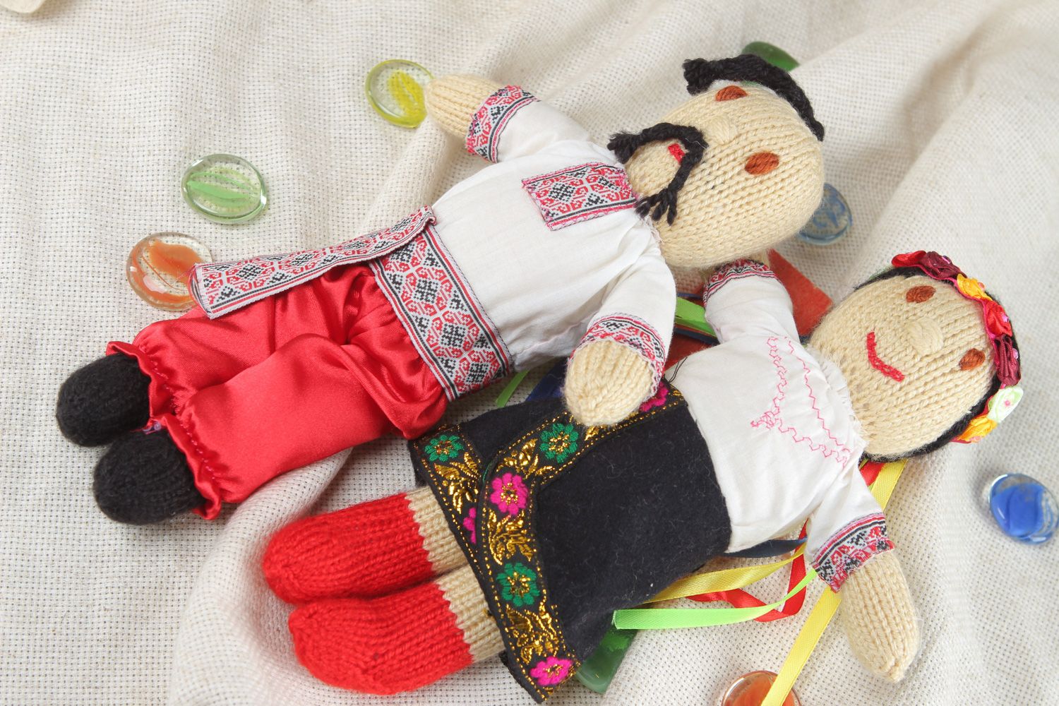 Handgemachte gestrickte Puppen in Volkstrachten für Kinder und Erwachsene 2 Stück foto 5