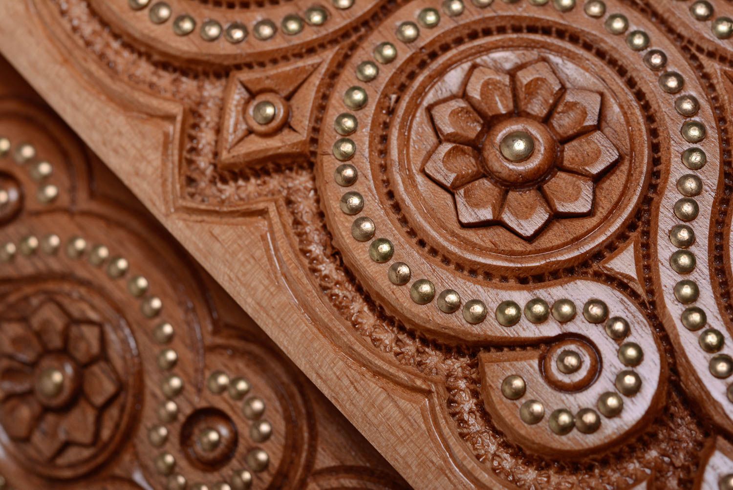 Joyero artesanal tallado de madera con bakuntes incrustados foto 2
