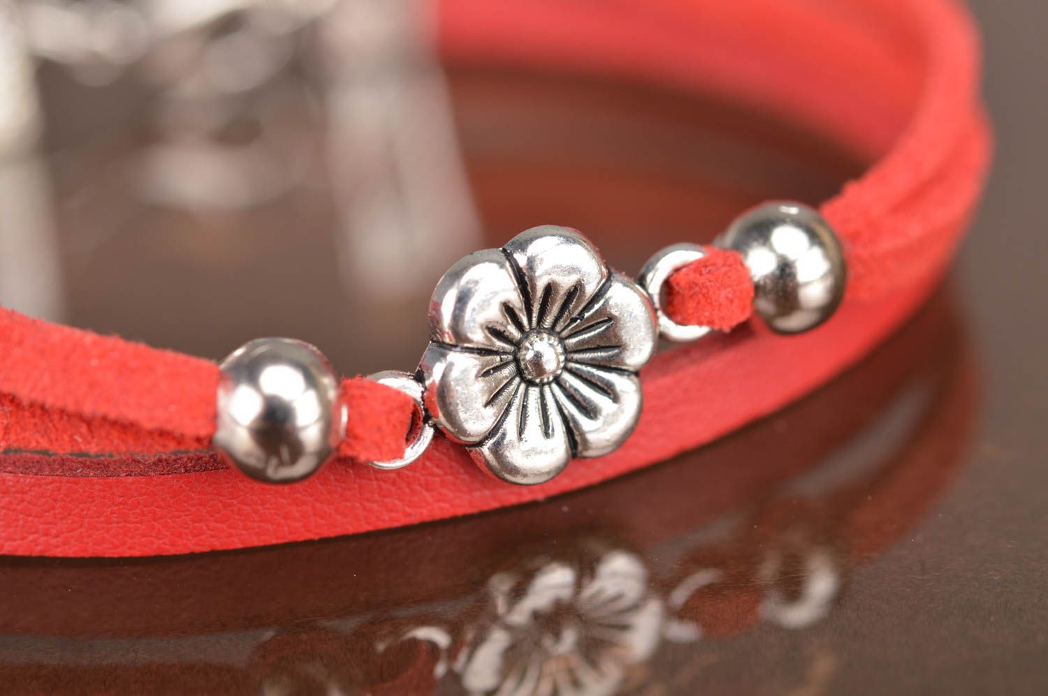 Bracelet en cuir et daim naturels rouge fait main avec fleur en métal pour femme photo 3