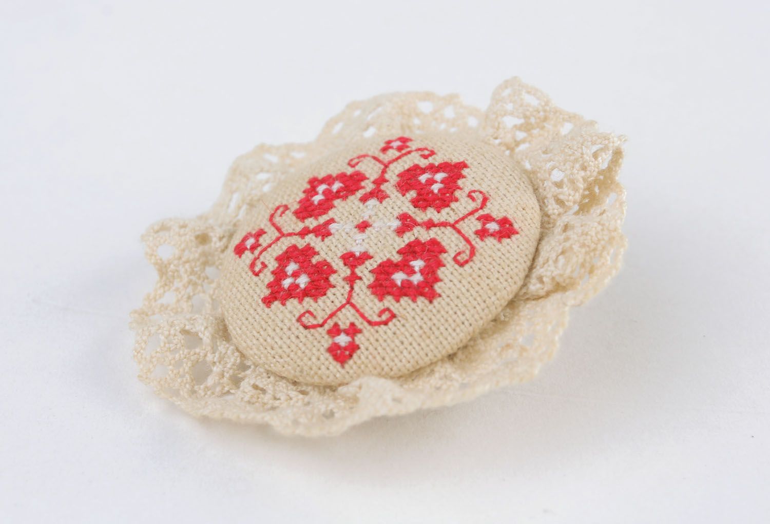 Lacy brooch with embroidery photo 2
