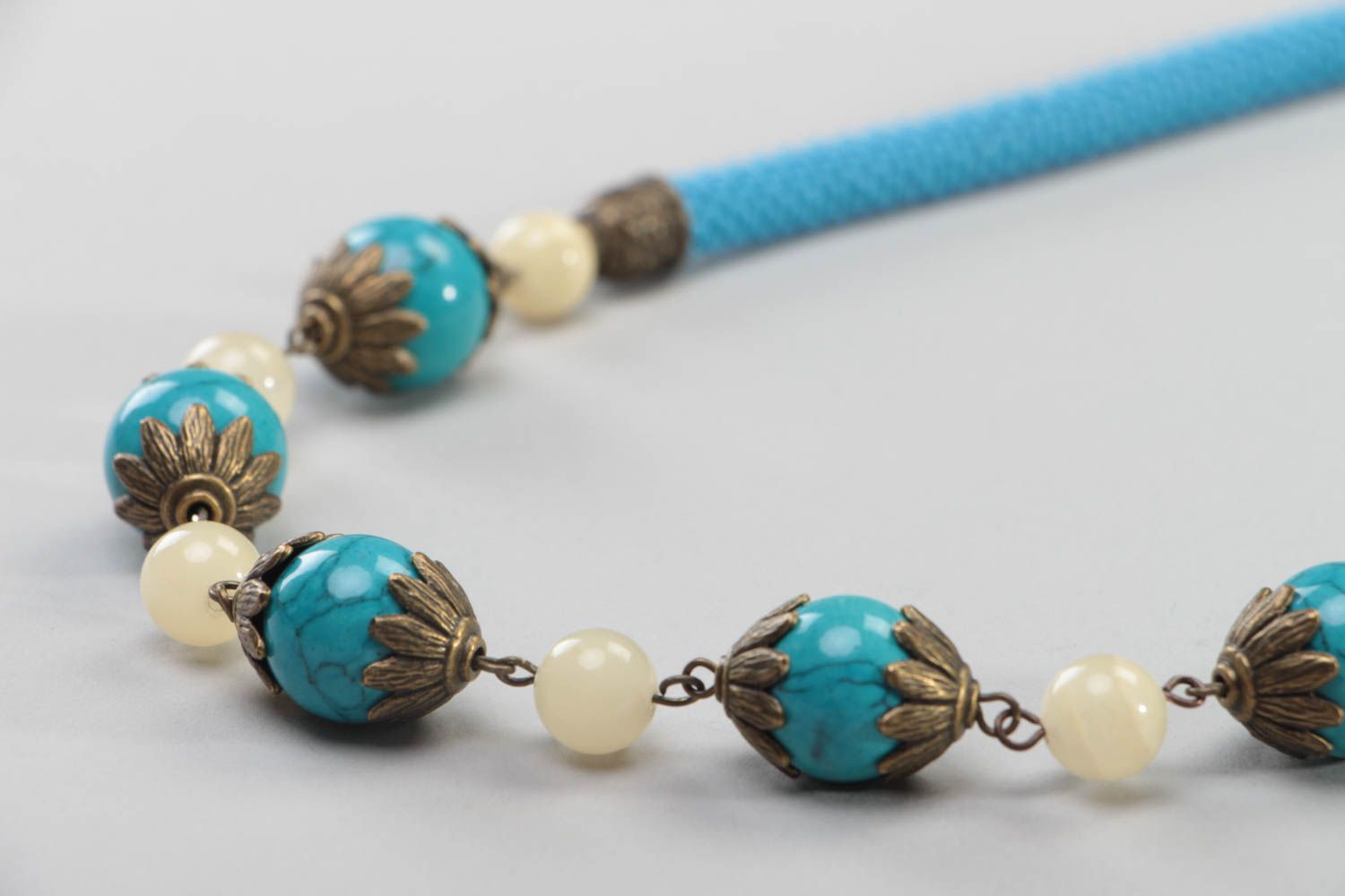 Handgemachte türkisblaue Halskette aus Glasperlen und Naturstein für Damen foto 3
