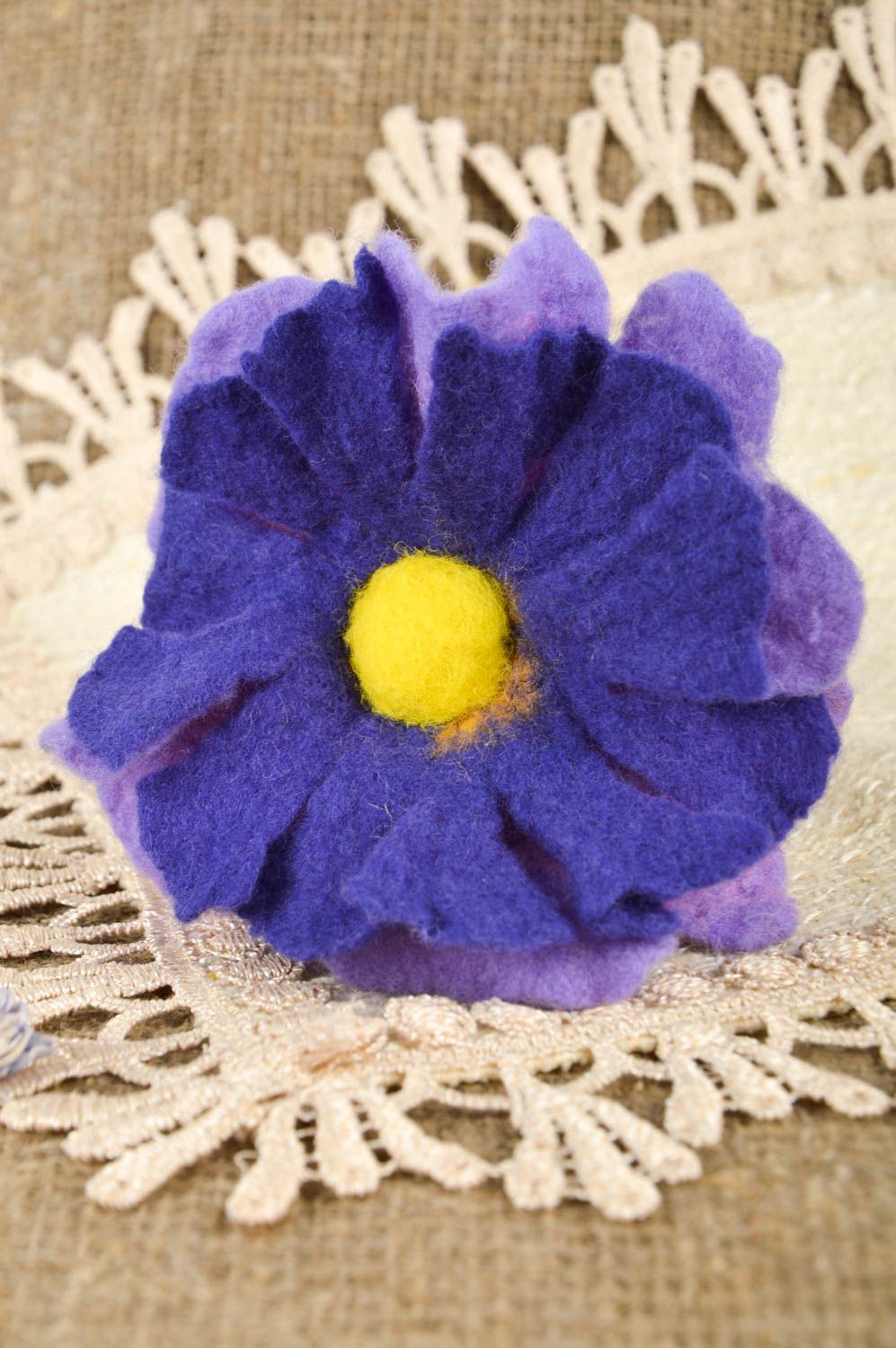 Broche fleur violette Bijou fait main en laine naturelle feutrage Cadeau femme photo 1
