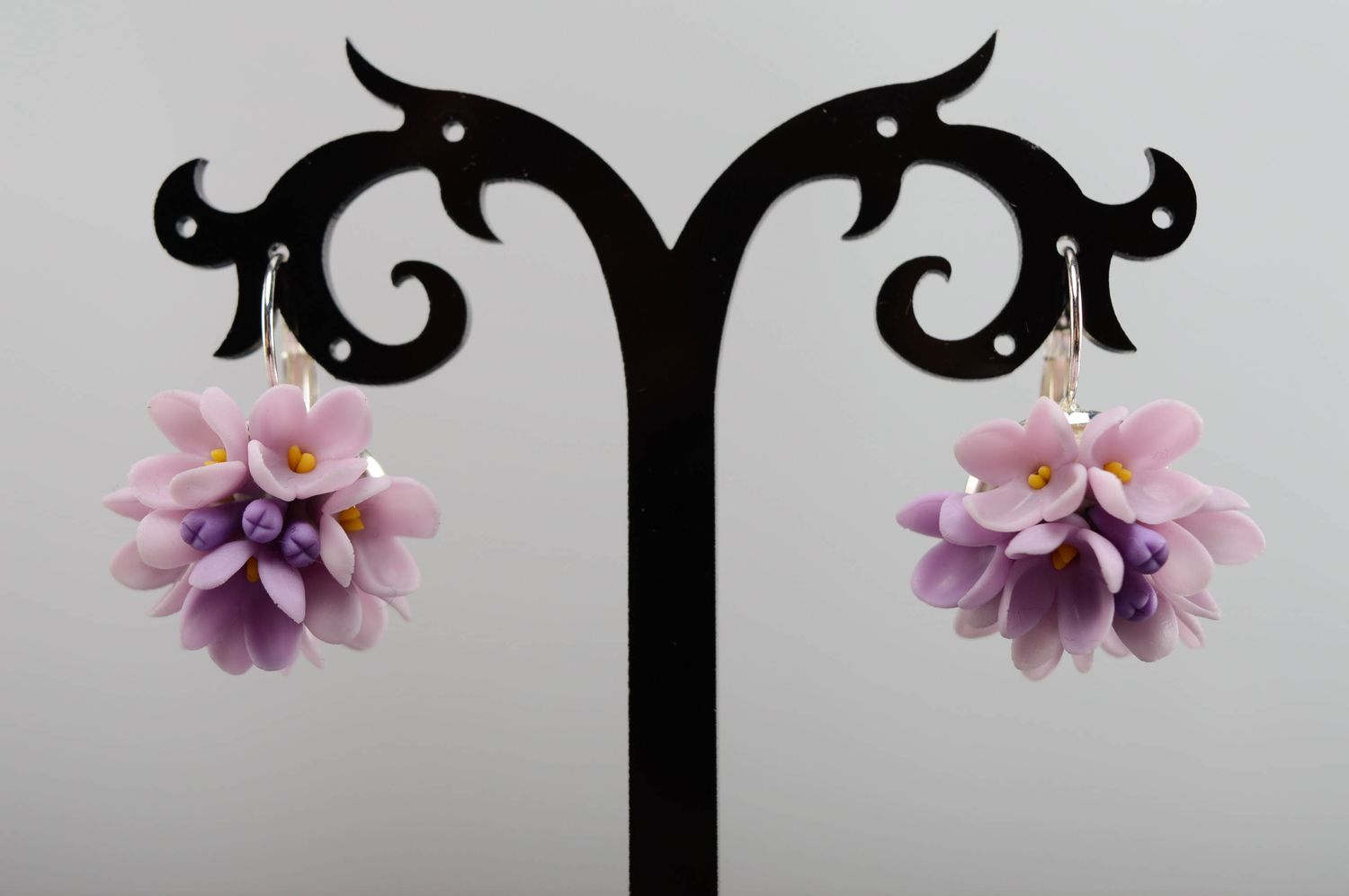 Boucles d'oreilles pendantes en porcelaine froide design avec fleur lilas photo 2