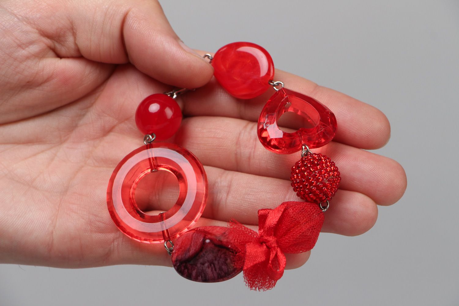 Handmade bright red wrist bracelet with plastic beads and metal fastener photo 3