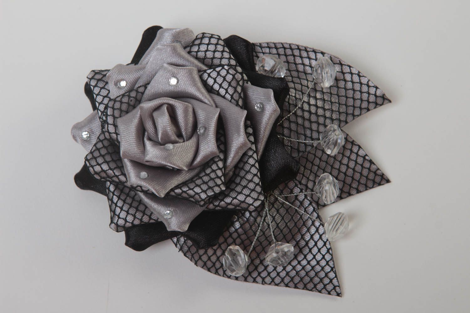 Брошь заколка в виде цветка из атласной ткани серая с бусинами ручная работа фото 2