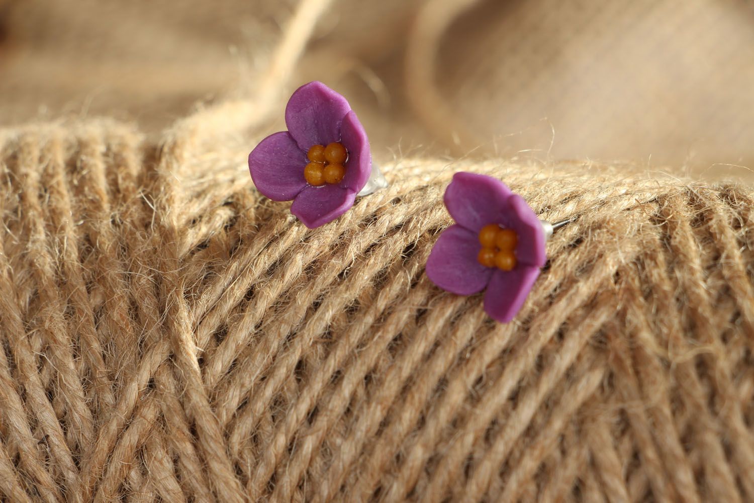 Boucles d'oreilles clous fleurs de lilas photo 4