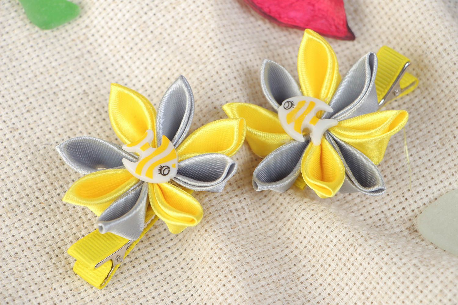 Set of handmade children's satin flower hair clips 2 pieces kanzashi photo 1