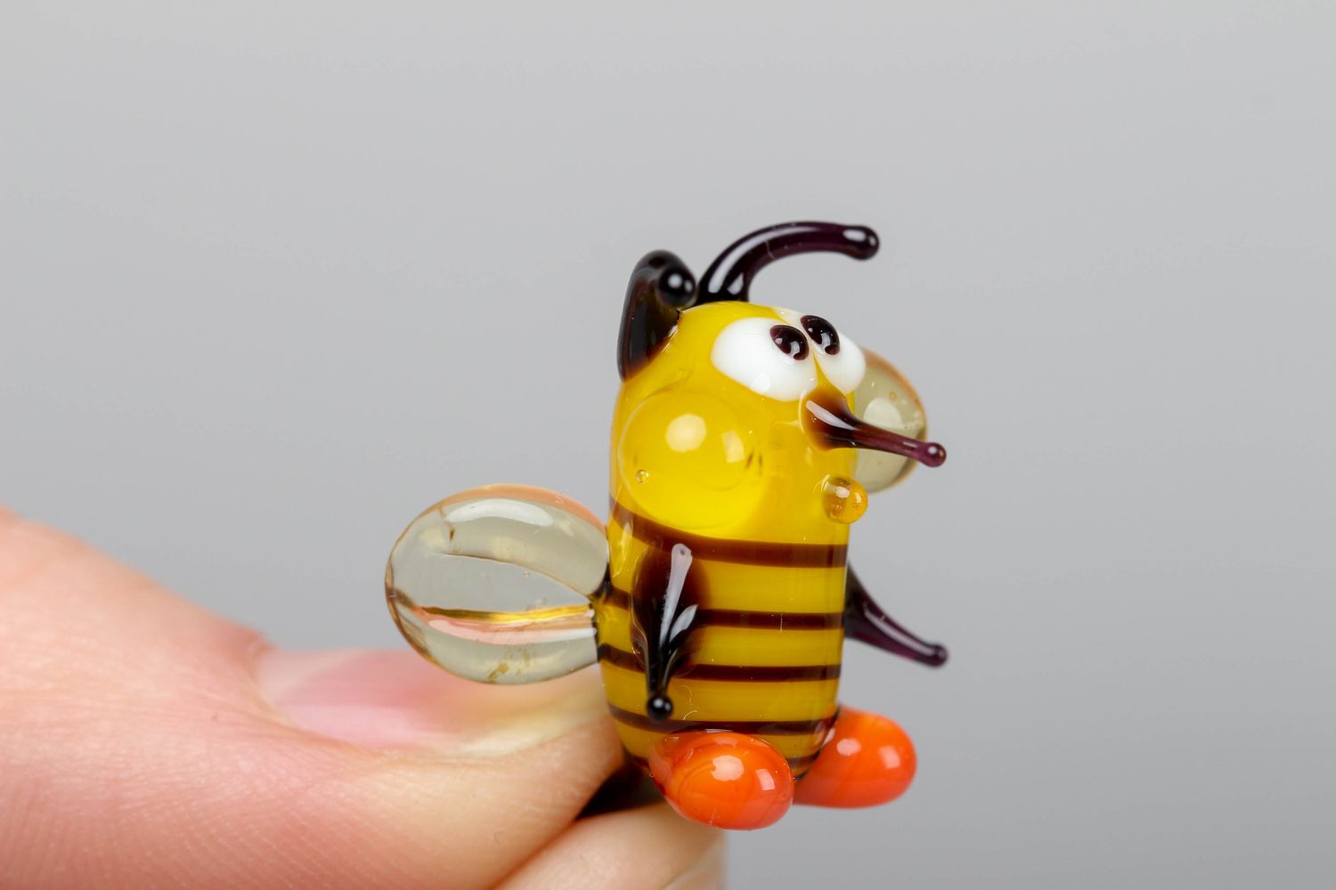 Стеклянная маленькая фигурка пчелки в технике лэмпворк фото 3