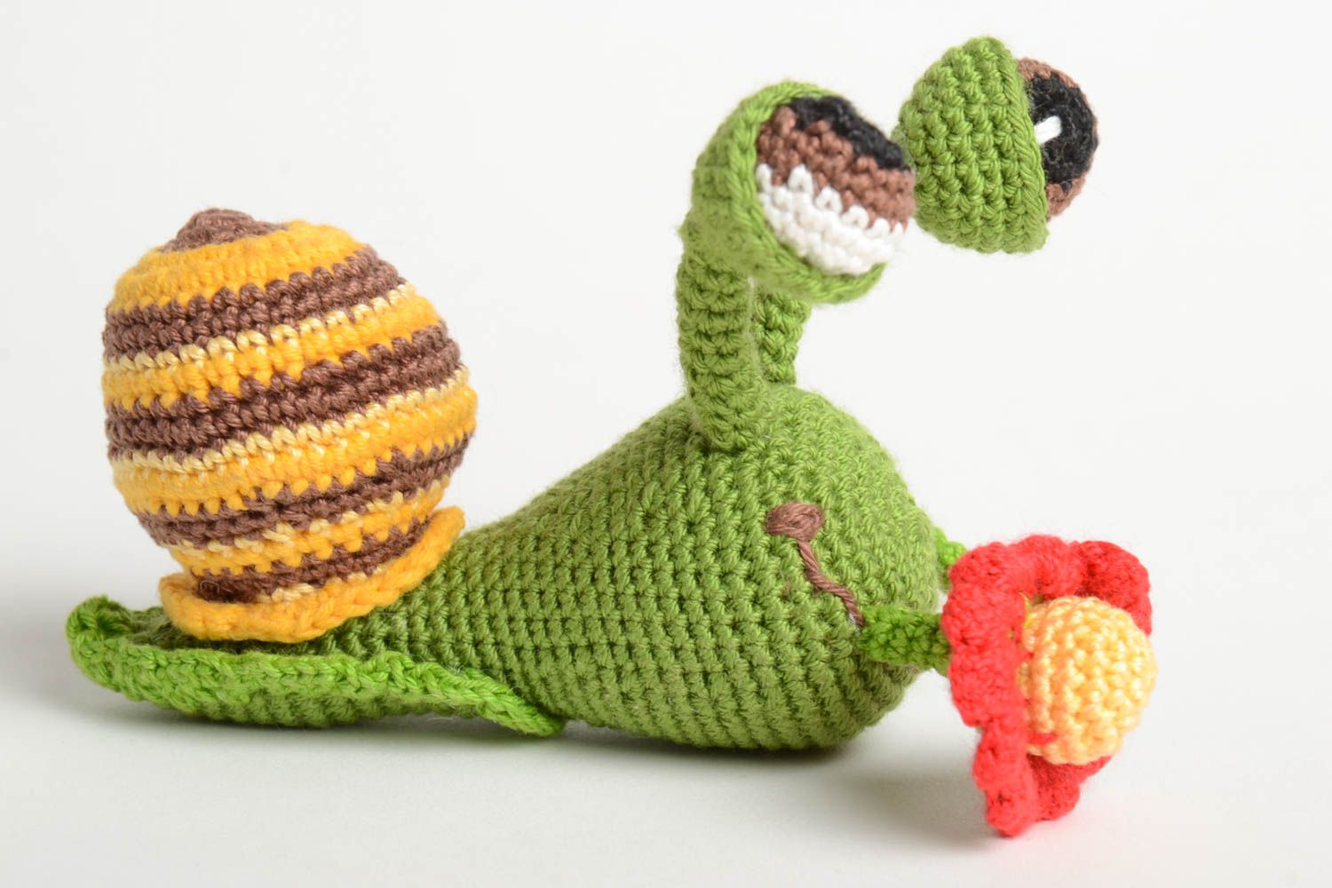 Jouet tricoté Peluche escargot fait main vert avec fleur Cadeau enfant en coton photo 2
