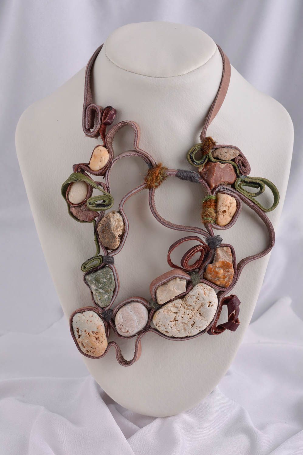 Оригинальный подарок ручной работы массивное ожерелье с камнями кожаное колье фото 1