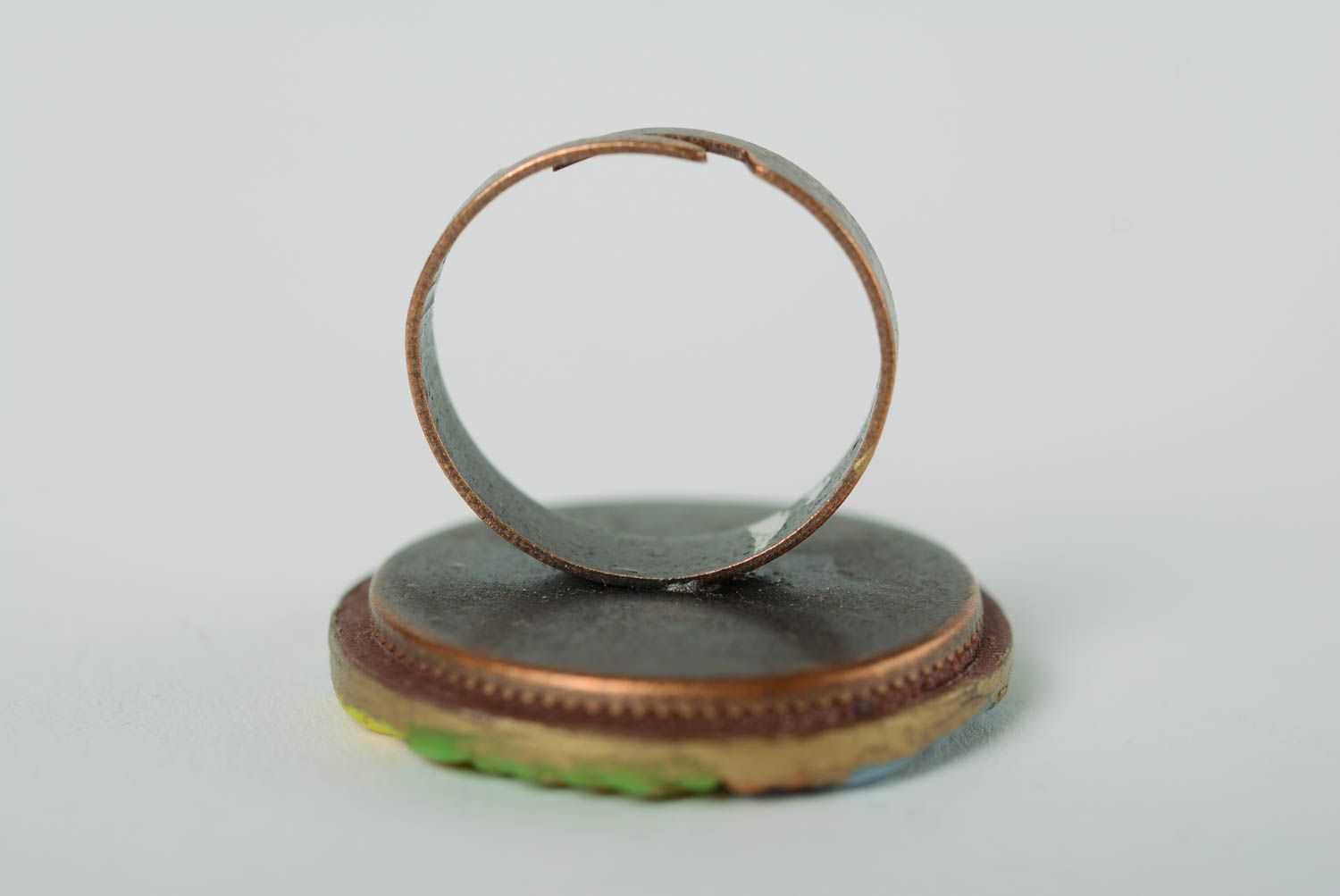 Handgemachter bunter exklusiver Ring aus Polymerton mit Prägung für Sommer foto 5
