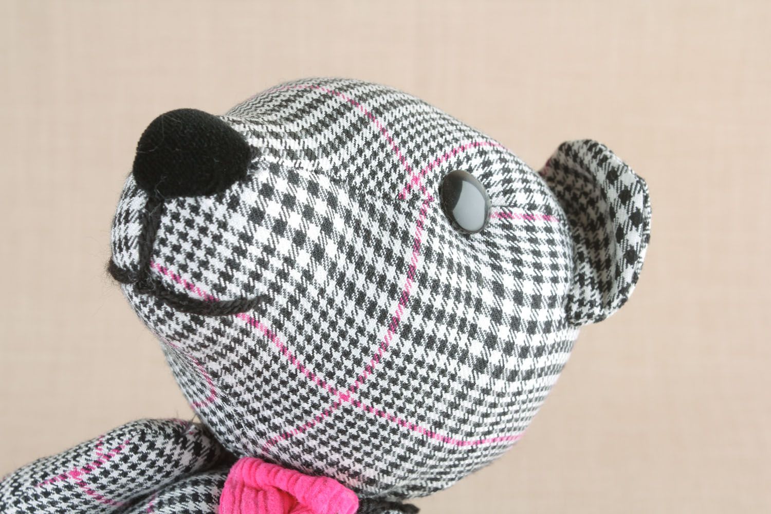 Brinquedo macio Urso em calças rosas foto 4