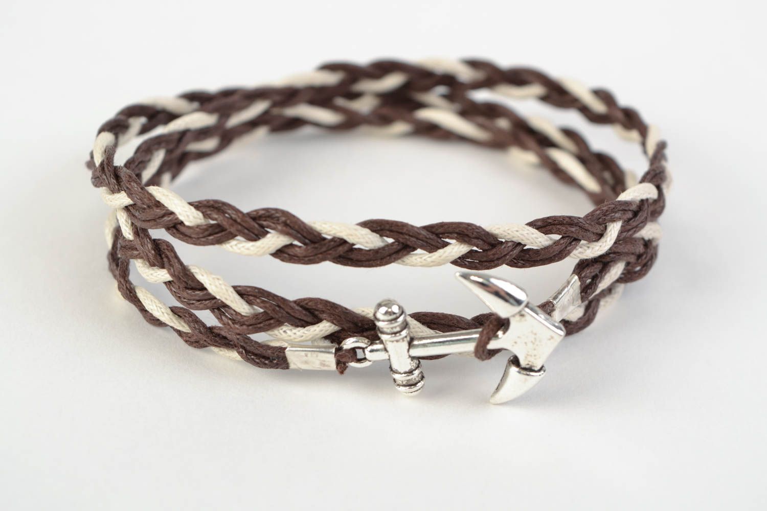 Bracelet tressé multirang en lacets cirés fait main blanc-marron avec ancre photo 3