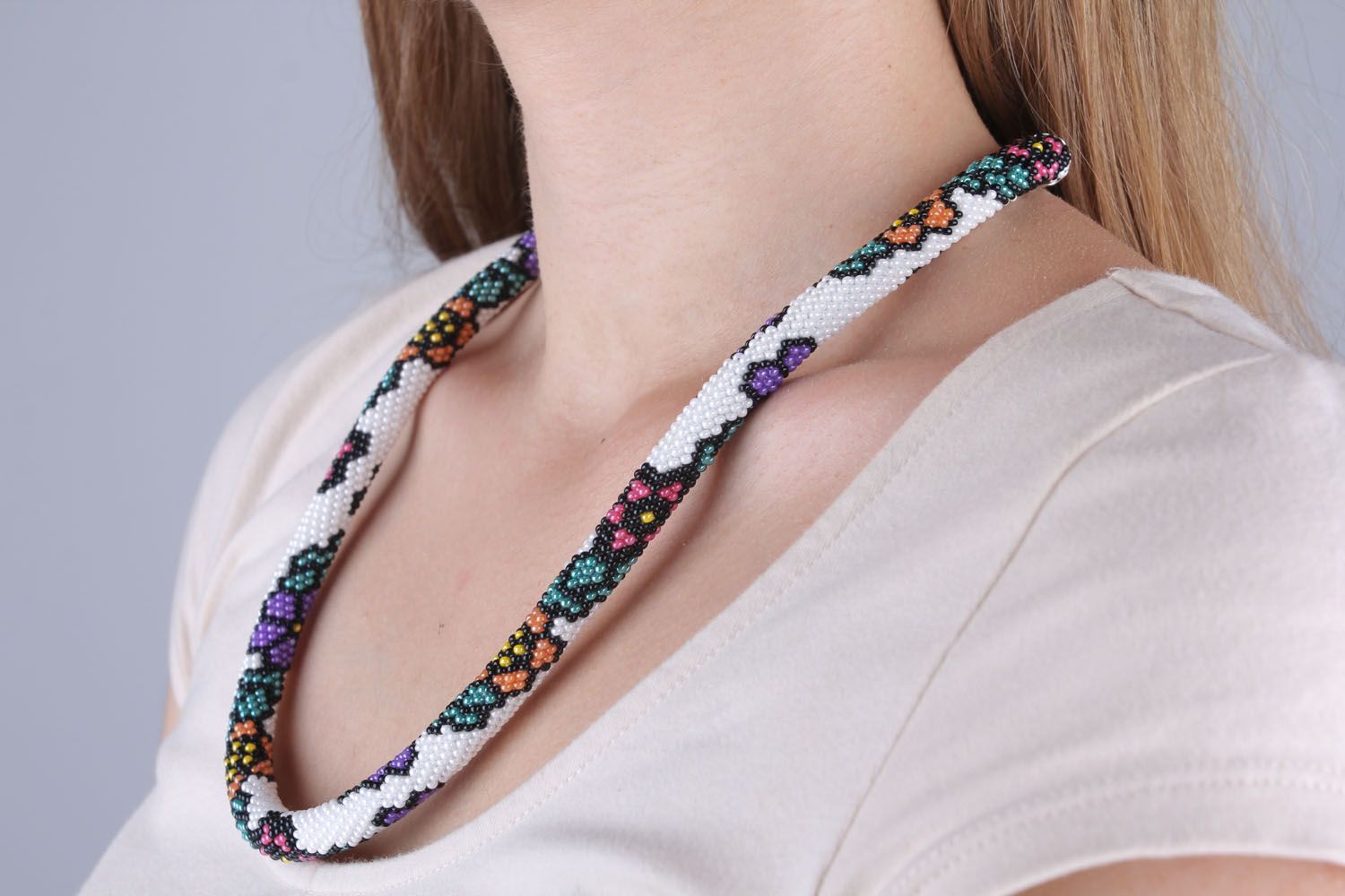 Beaded cord necklace with floral motifs photo 5
