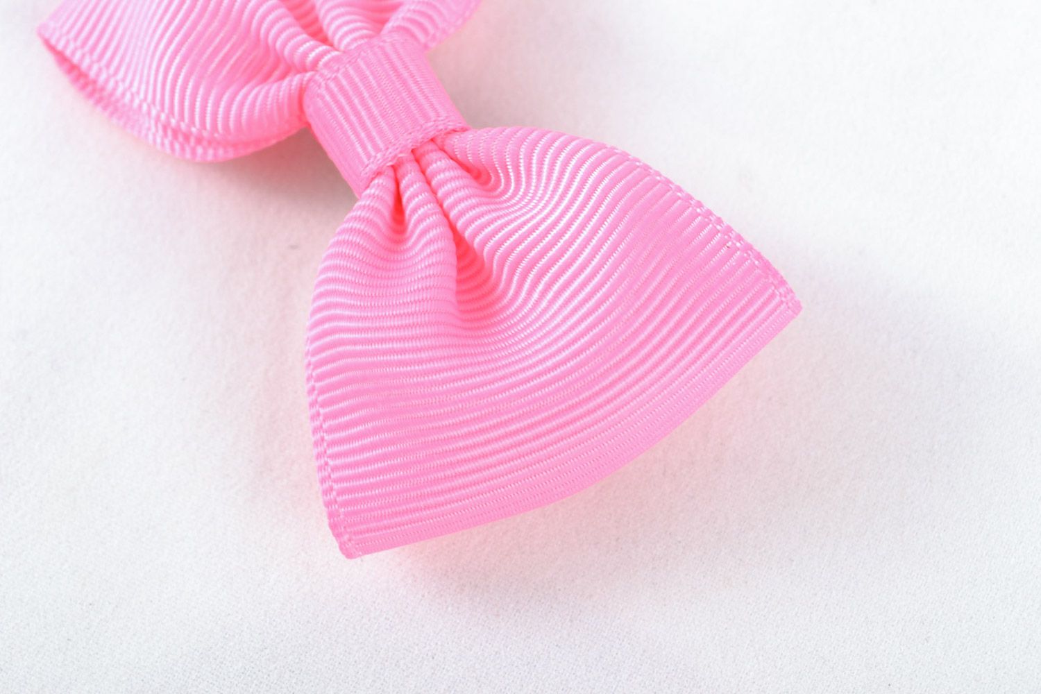 Заколка для волос с бантиком из ленты розовая красивая маленькая ручной работы фото 4