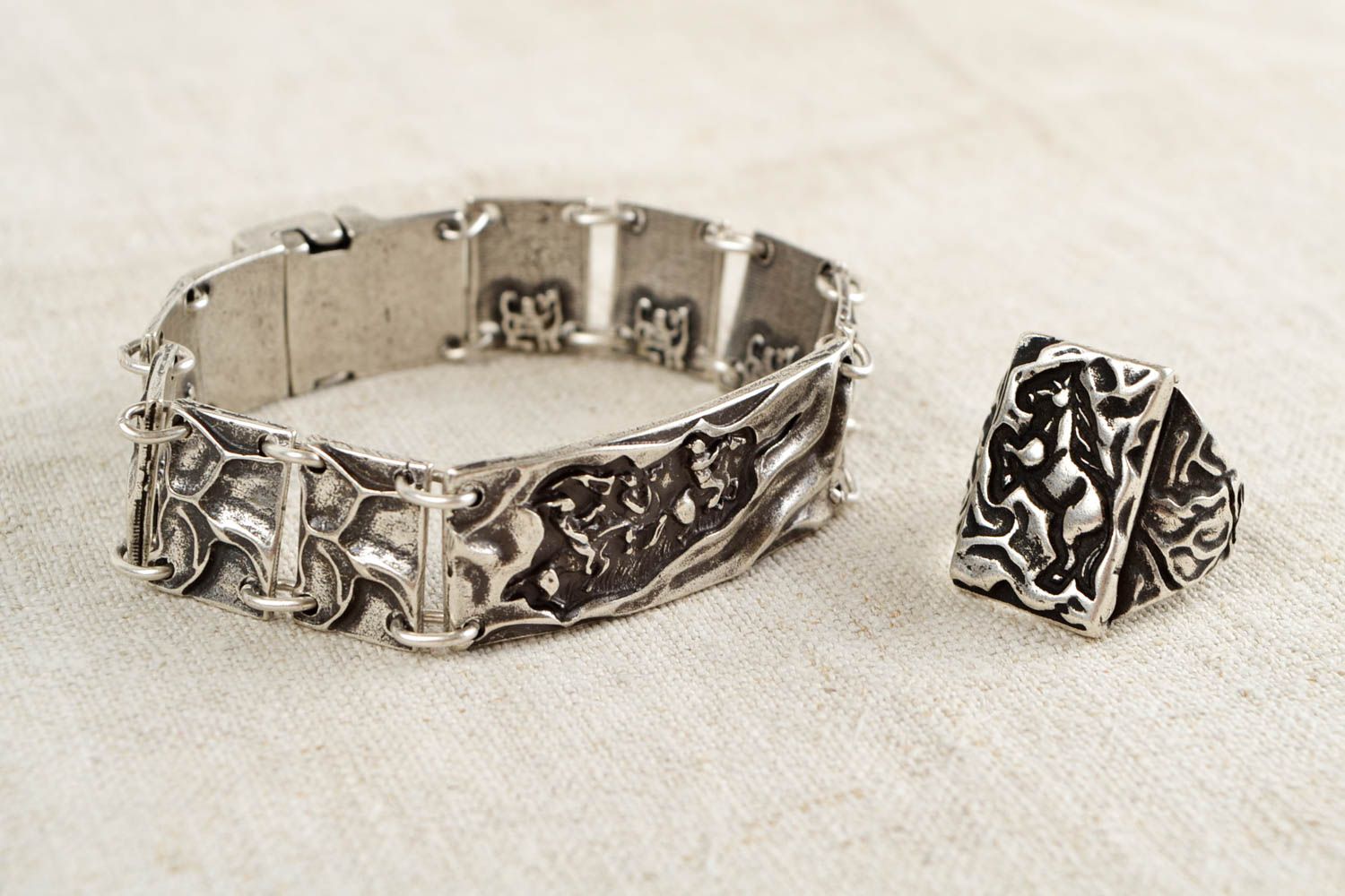 Conjunto de bisutería artesanal anillo y pulsera de metal accesorio de mujer foto 1