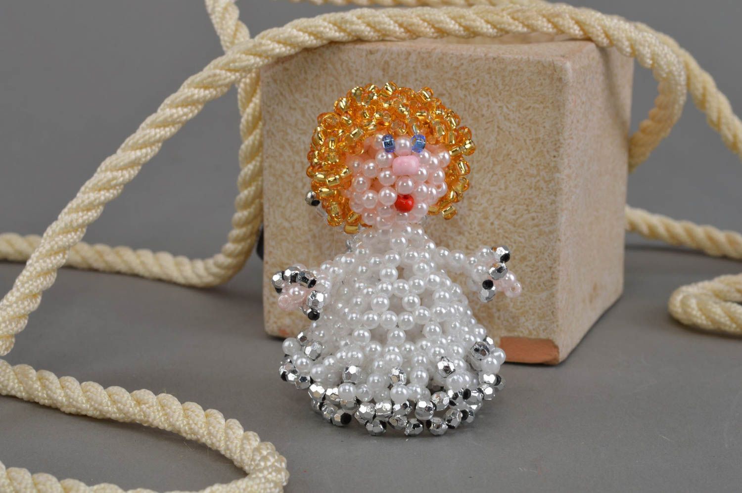 Handgemachte schöne dekorative kleine Figurine Engel aus Glasperlen in Weiß foto 1