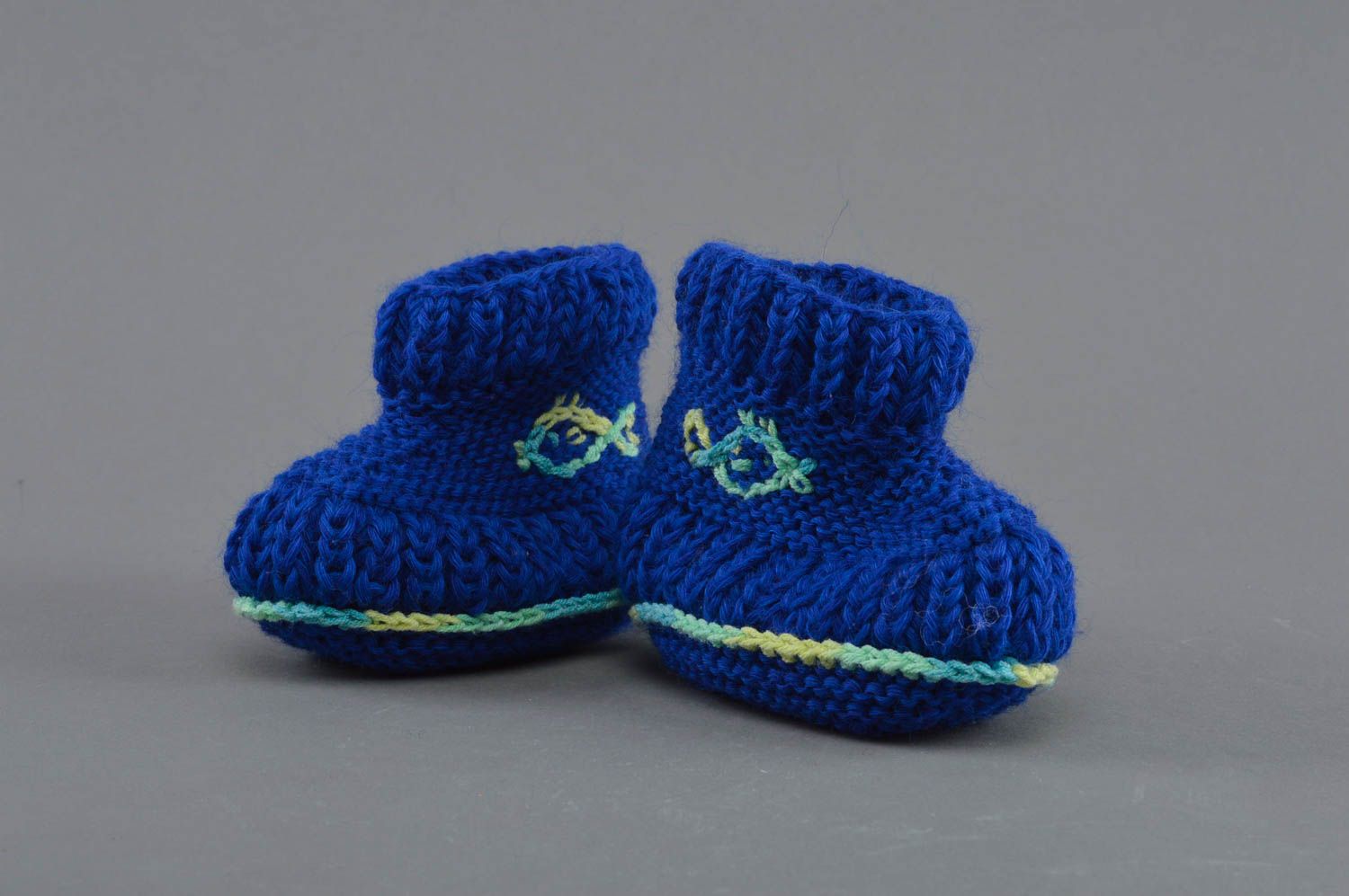 Chaussons de bébé tricotés en mi-laine et viscose faits main originaux bleus photo 1