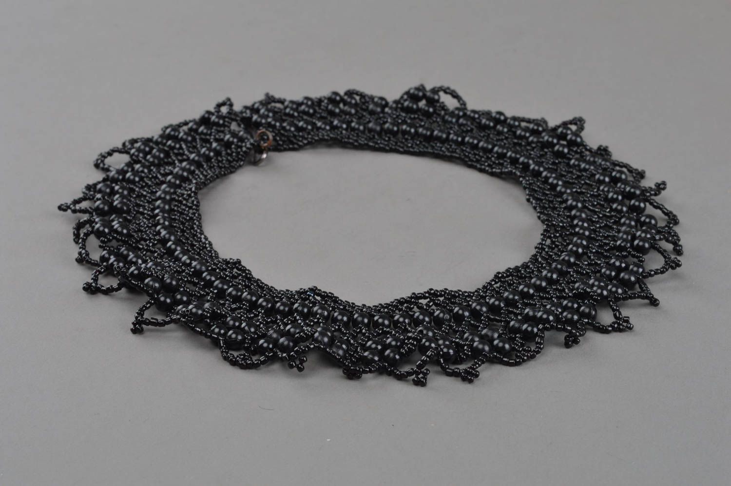 Ожерелье из бисера и бусин ручной работы черного цвета красивое ажурное  фото 2