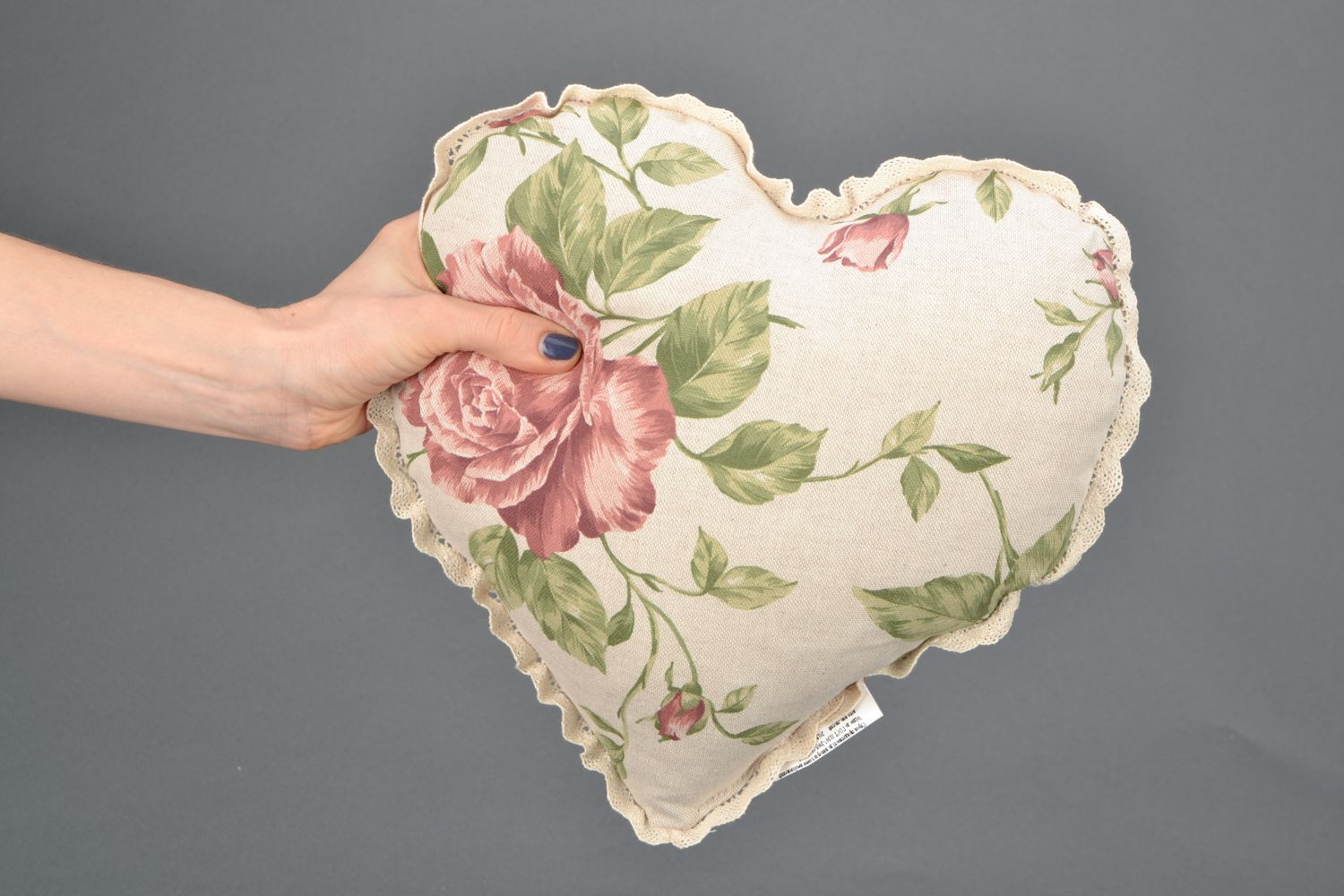 Coussin en forme de coeur beige à fleurs en coton et polyamide fait main photo 2
