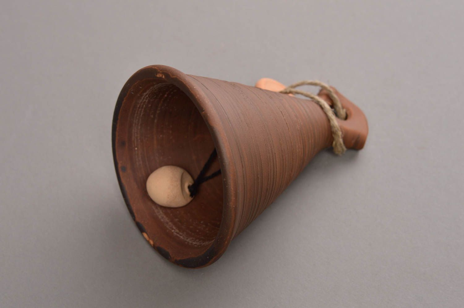Керамический колокольчик ручной работы из красной глины на шнурке коричневый фото 9