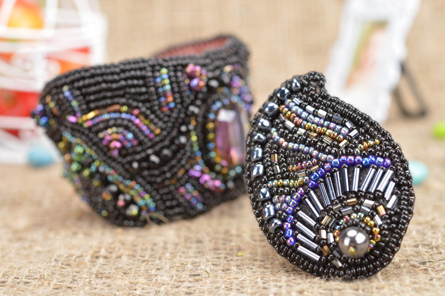 Parure de bijoux broche bracelet noirs brodés de perles de rocaille faits main photo 1