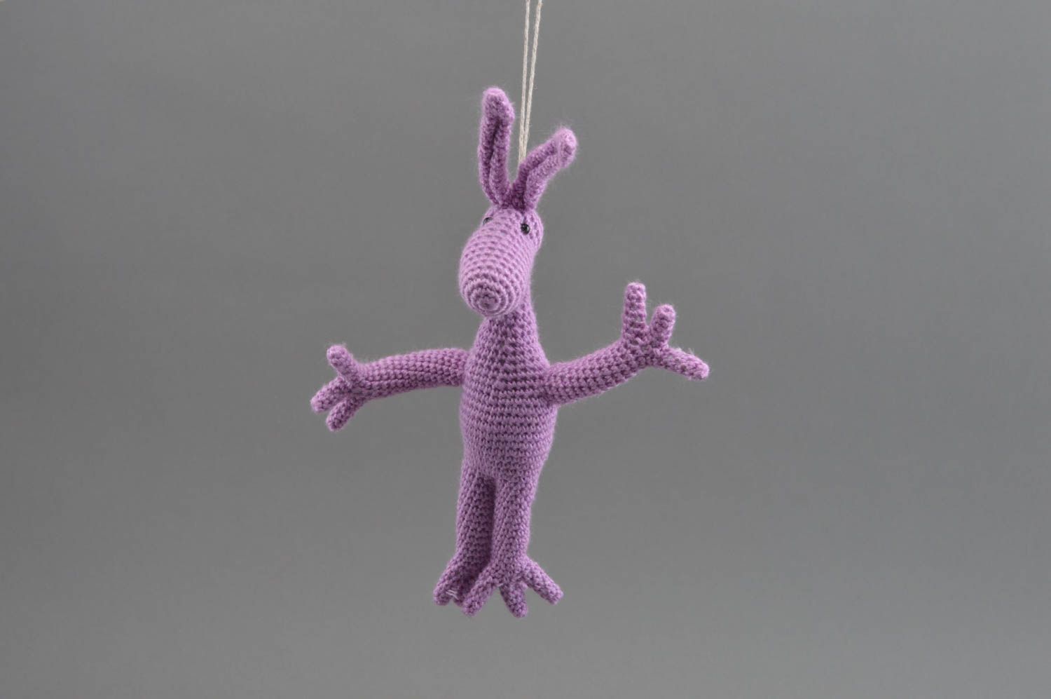Peluche tricotée en fils acryliques faite main déco pour enfant Lièvre mauve photo 4