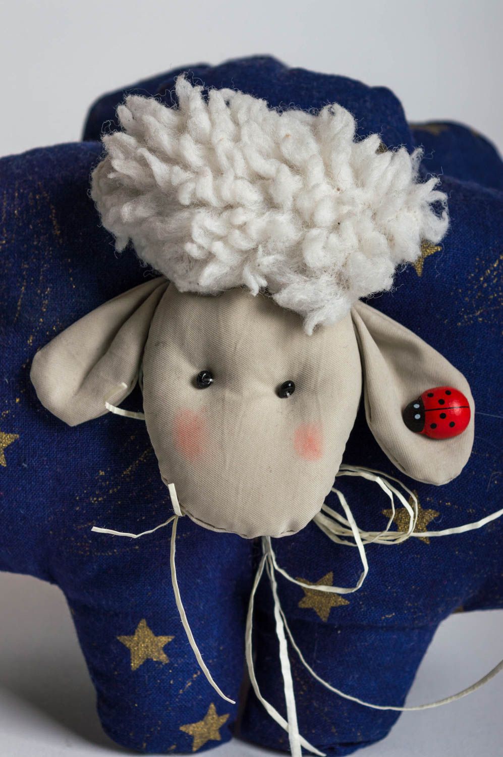 Мягкая игрушка подушка в виде овечки синяя со звездами смешная ручной работы фото 5