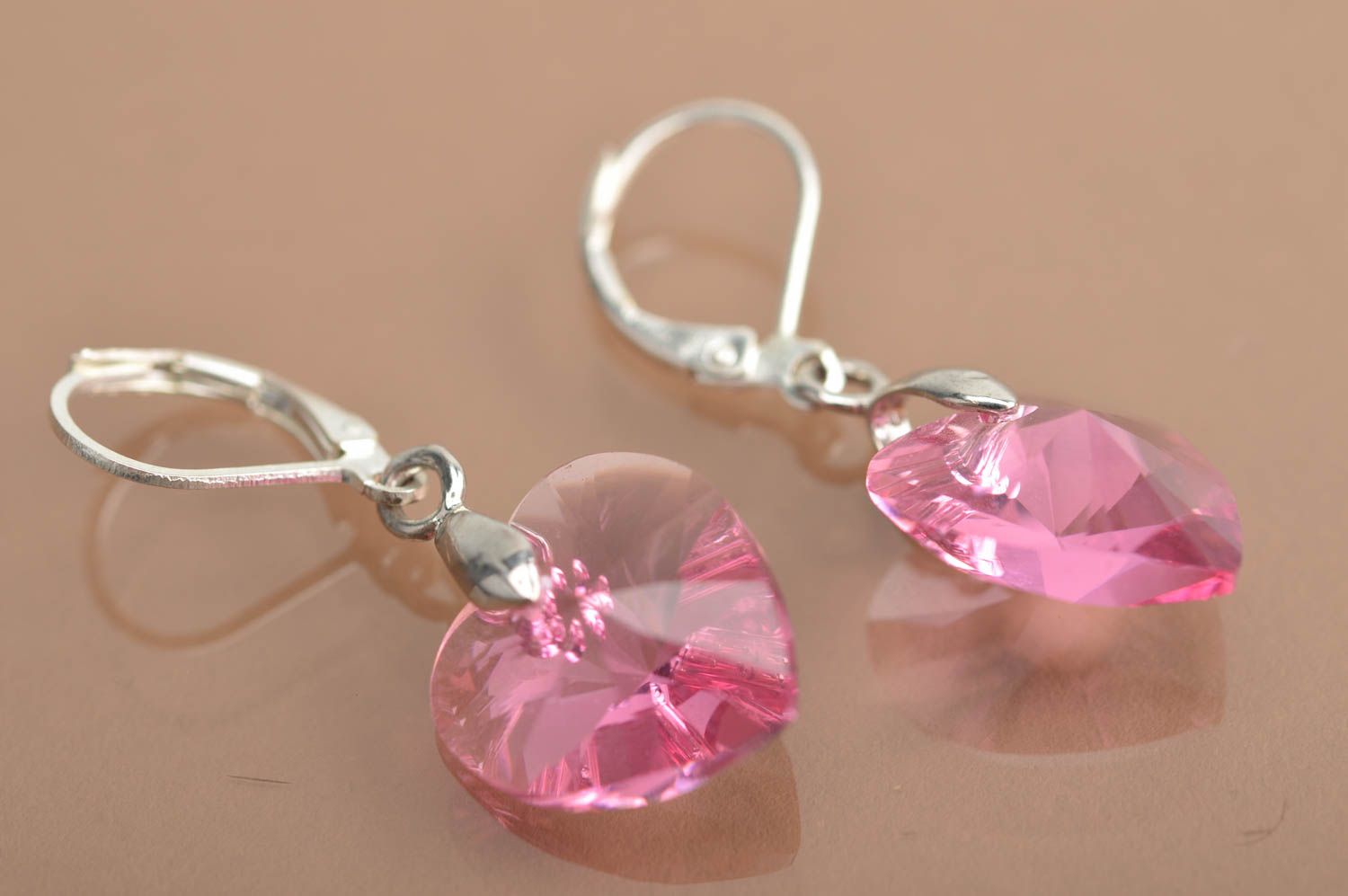 Серьги с кристаллами в виде сердечек розовые нежные изысканные ручной работы фото 2
