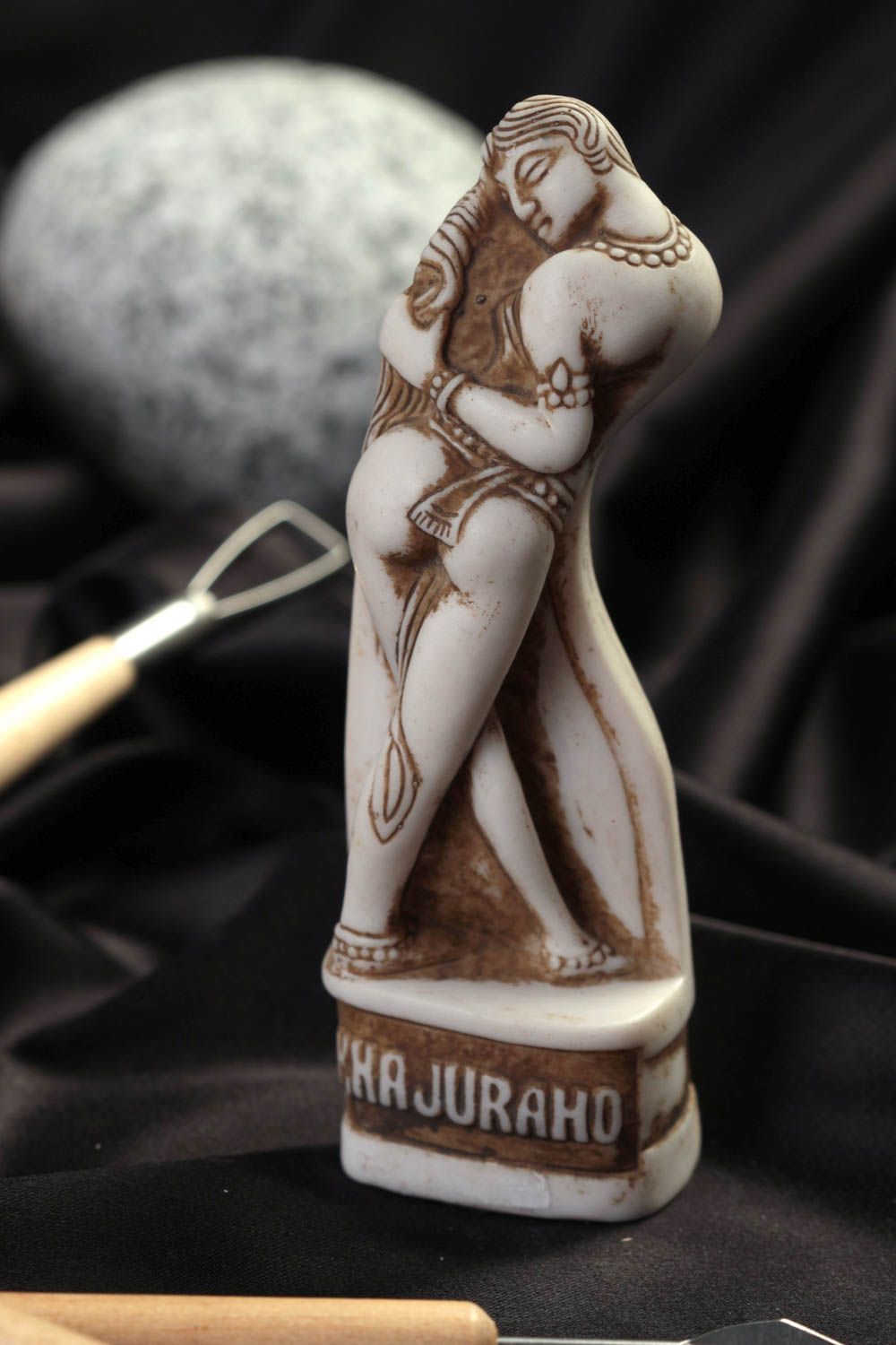 Авторская статуэтка из полимерной смолы сувенир ручной работы Каджурахо фото 1