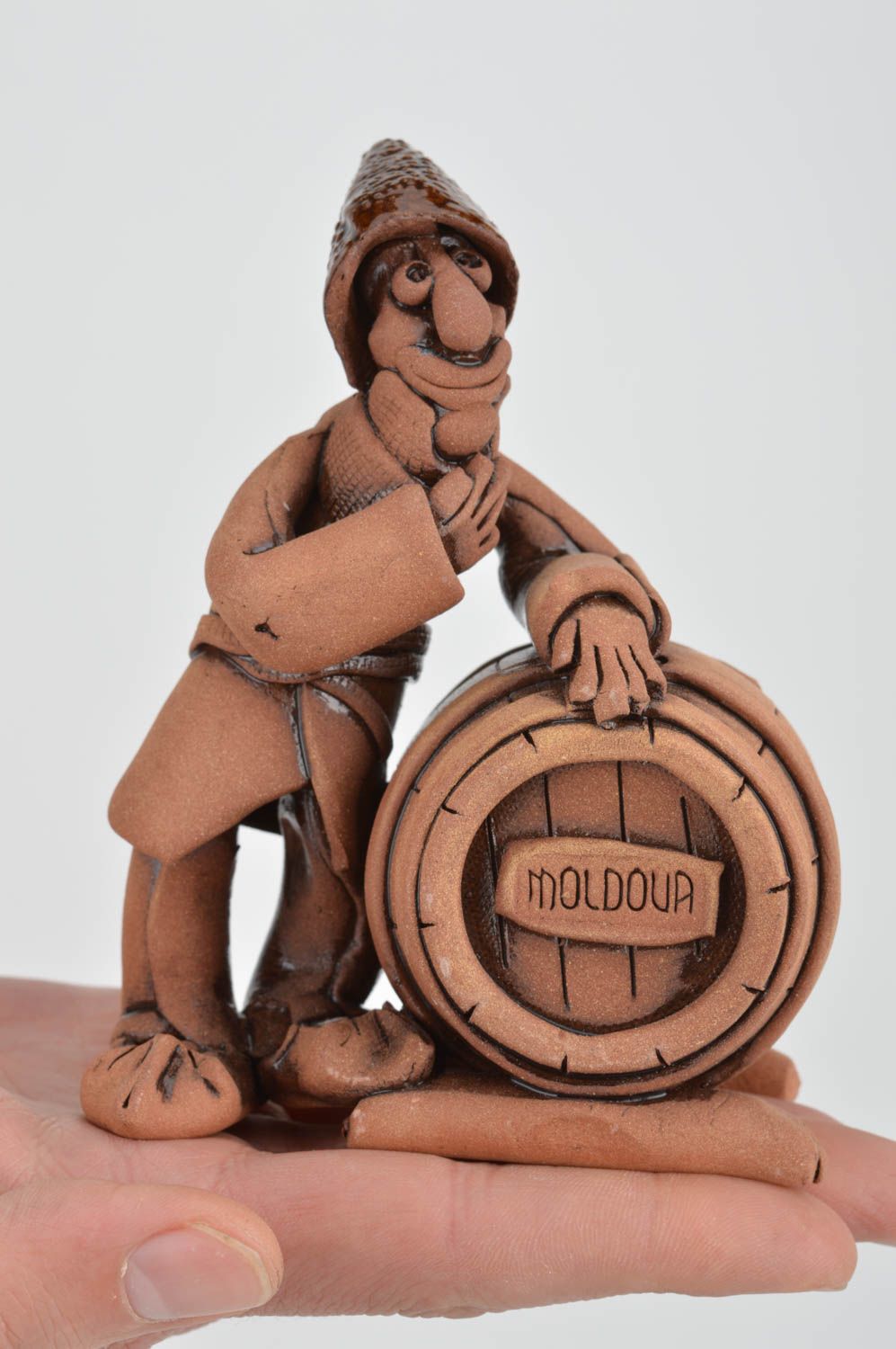 Originelle braune bemalte handmade Figurine aus Ton Weinbauer mit Faß foto 3