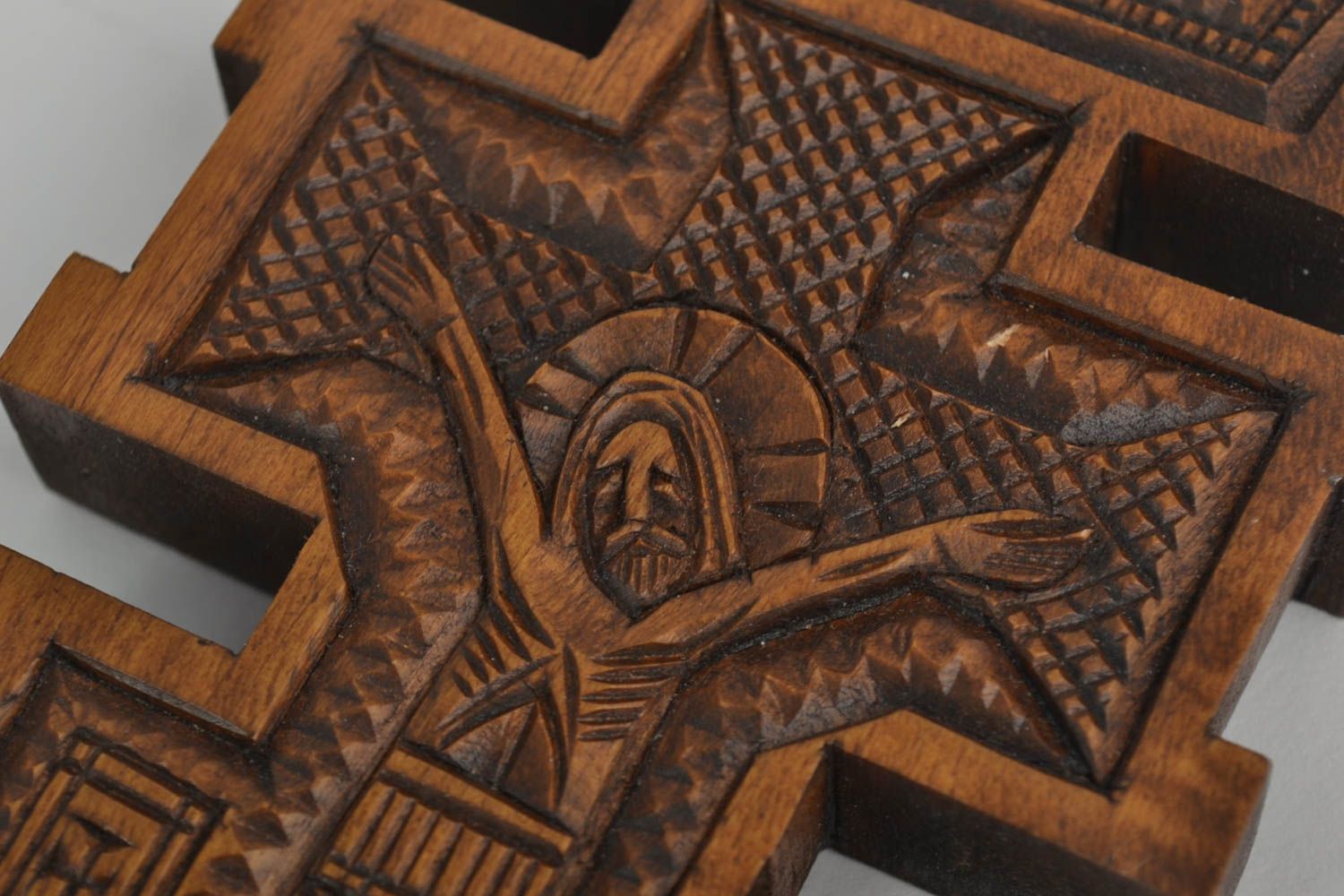Крест ручной работы украшение на стену изделие из дерева резной крест из дерева  фото 2