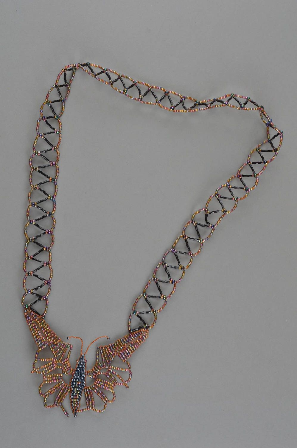 Ожерелье из бисера плетеное ручной работы оригинальное Бабочка в космосе фото 2