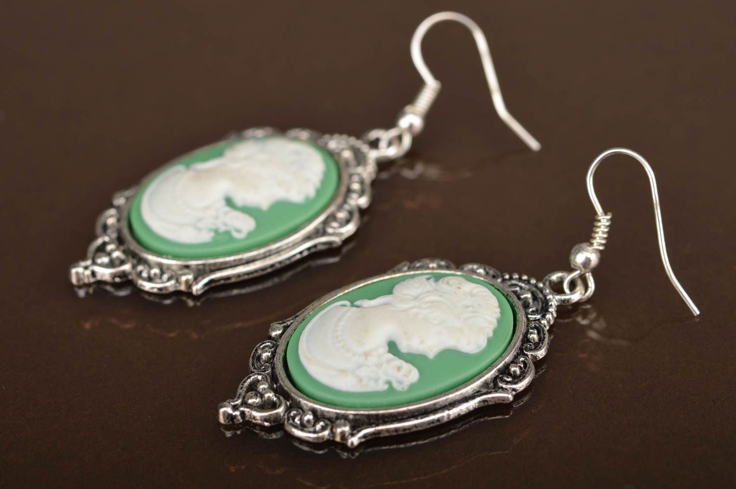 Handgemachte metallische grüne ovale Ohrringe mit Kameen Designer Schmuck  foto 4