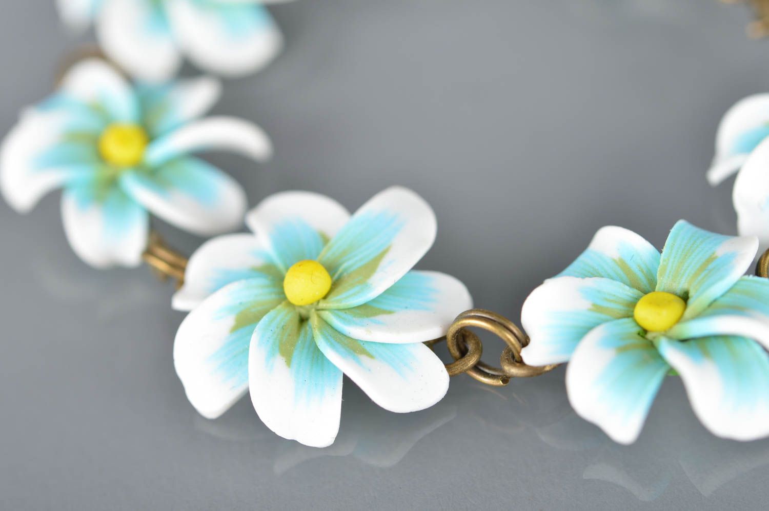 Schönes buntes elegantes feines handgemachtes Armband aus Polymerton mit Blumen foto 4