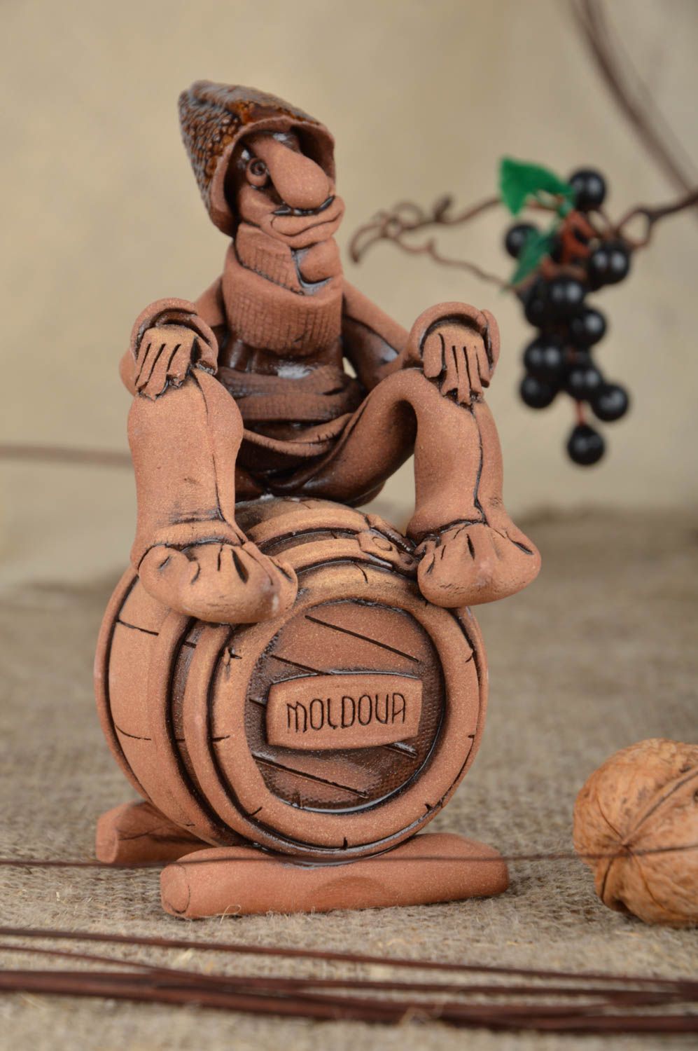 Keramik Deko handmade Figur aus Ton Tischdeko Ideen künstlerisch Weinbauer foto 1