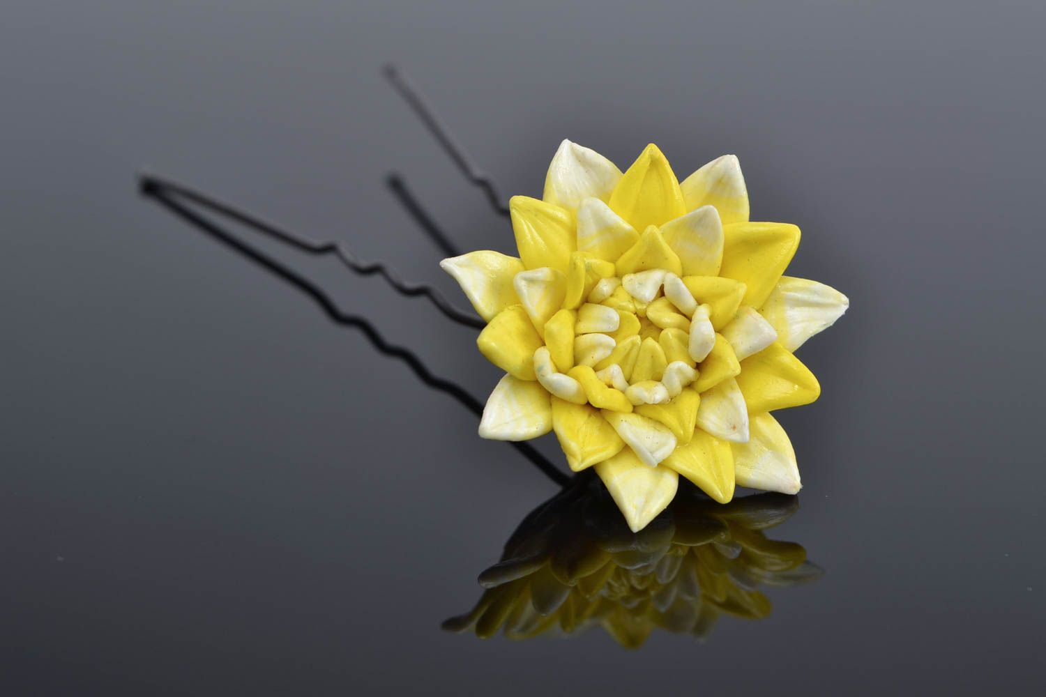 Grelle gelbe Haarnadel mit Blume aus Polymerton handmade Schmuck Chrysantheme  foto 1
