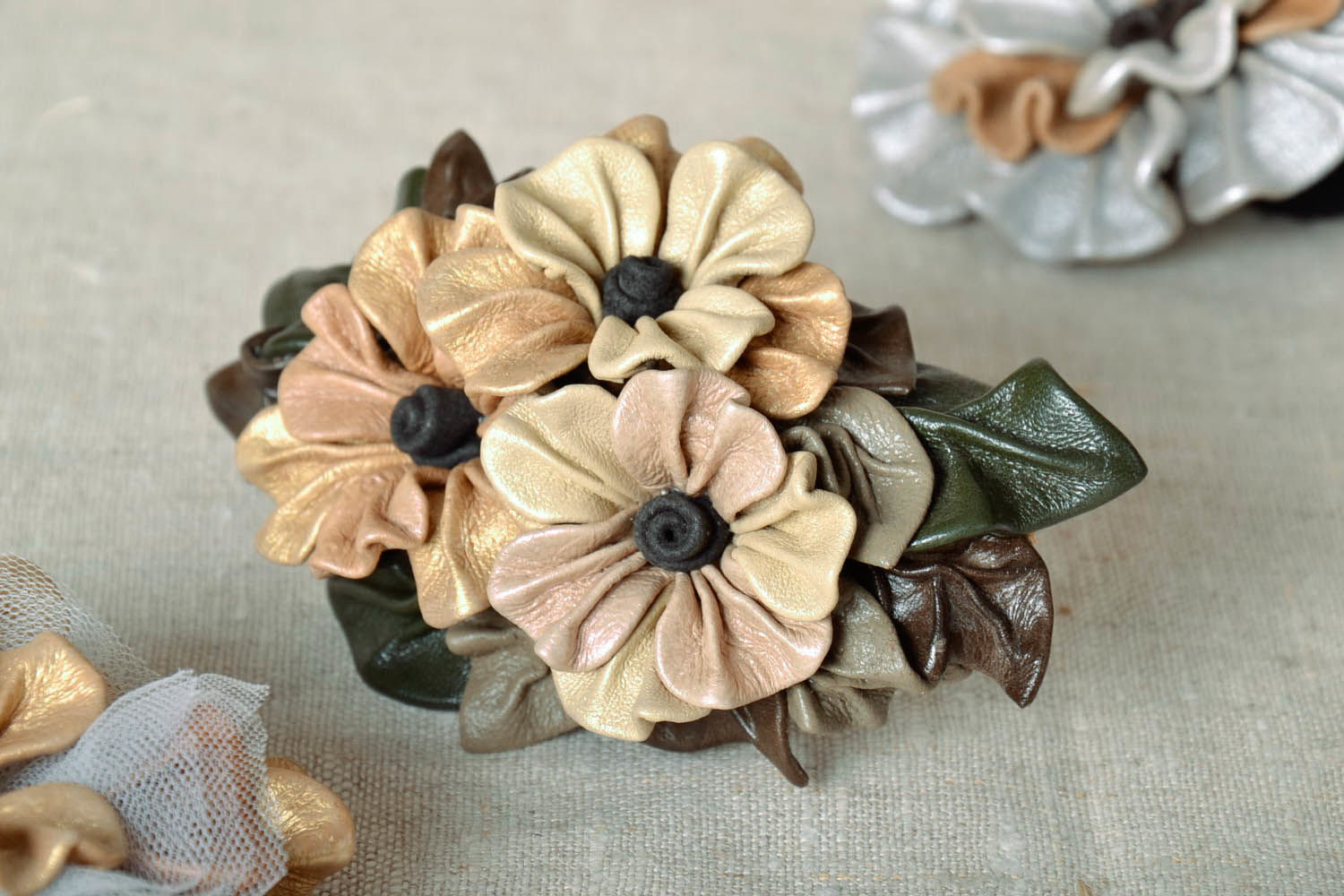 Handgemachte Haarspange aus Leder Blumen foto 1