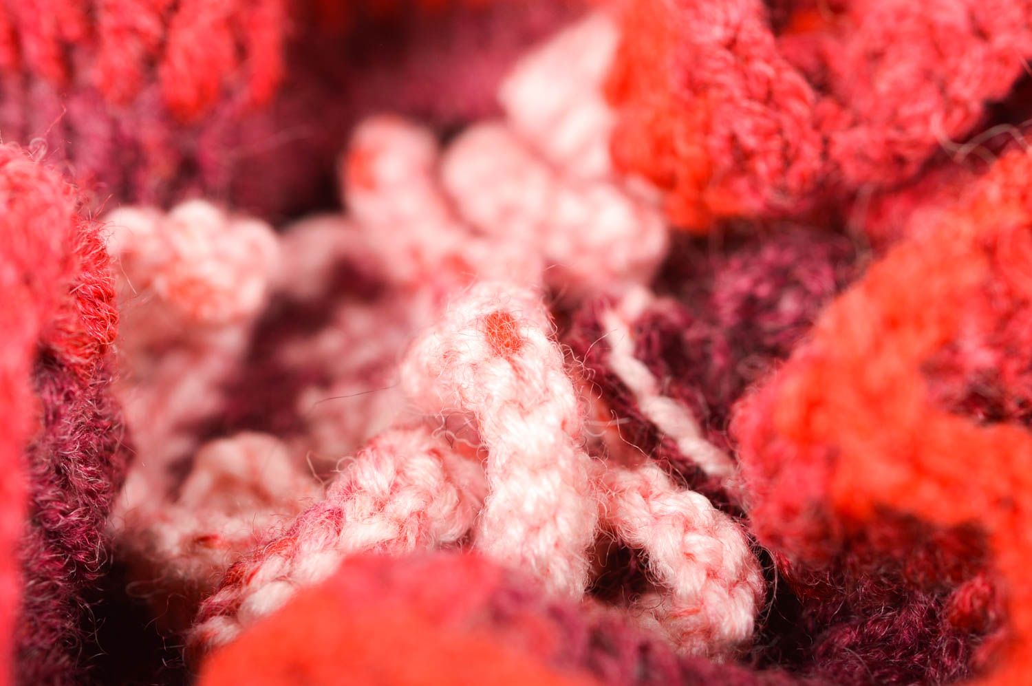 Bonnet tricot fait main Vêtement femme rouge foncé avec fleur Cadeau original photo 4