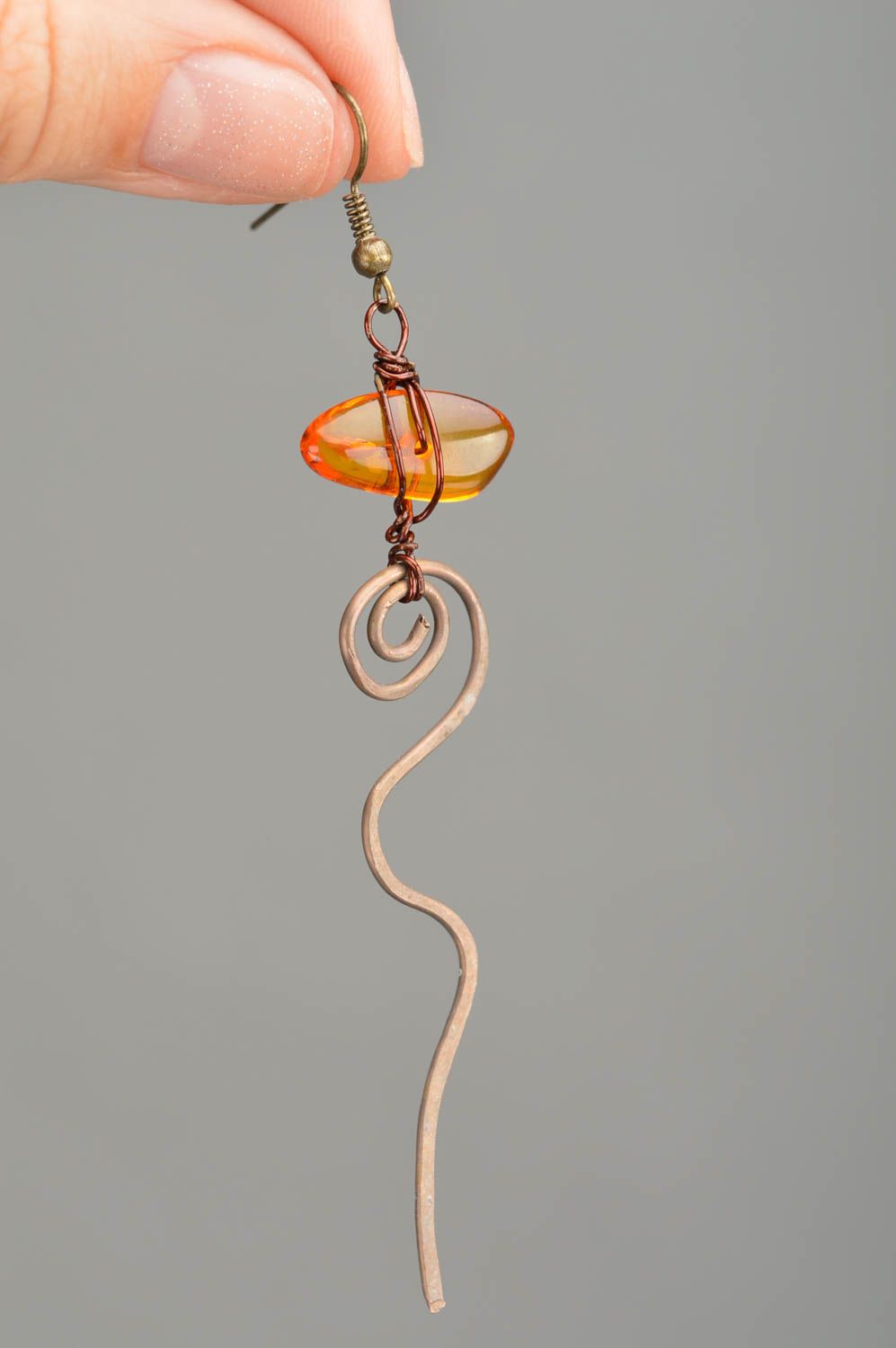 Boucles d'oreilles avec ambre faites main en métal longues bijou de créateur photo 2