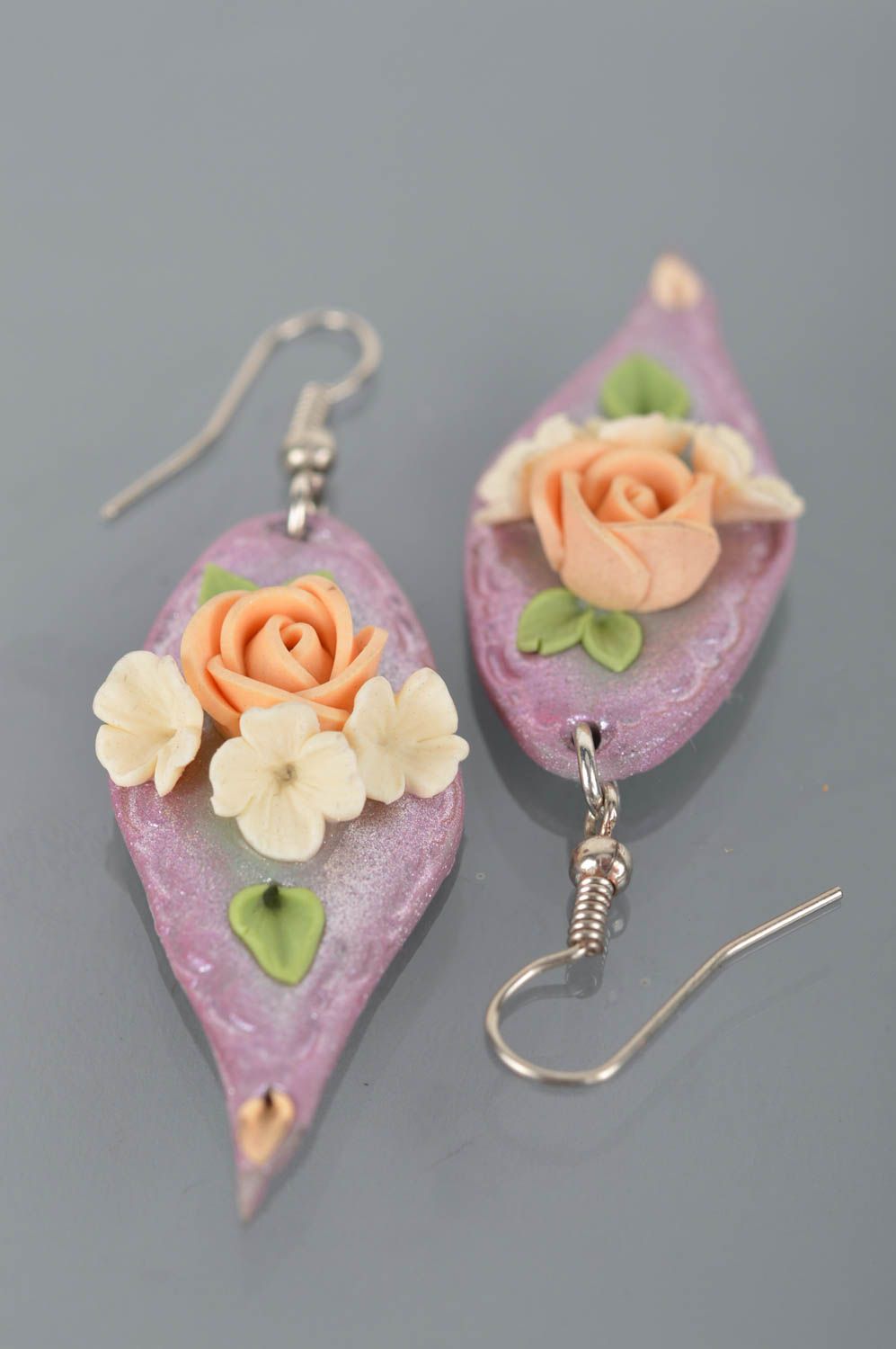 Boucles d'oreilles en pâte polymère mauves avec roses faites main pendantes photo 5