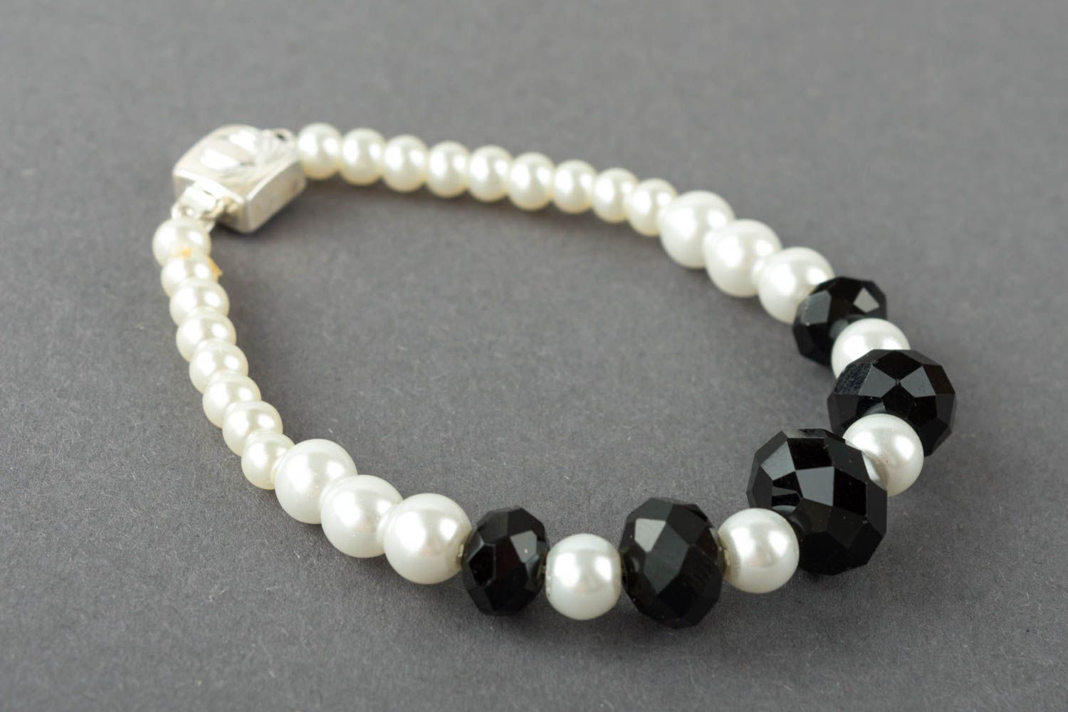 Bracelet noir et blanc en perles d'imitation et cristaux accessoire fait main photo 3