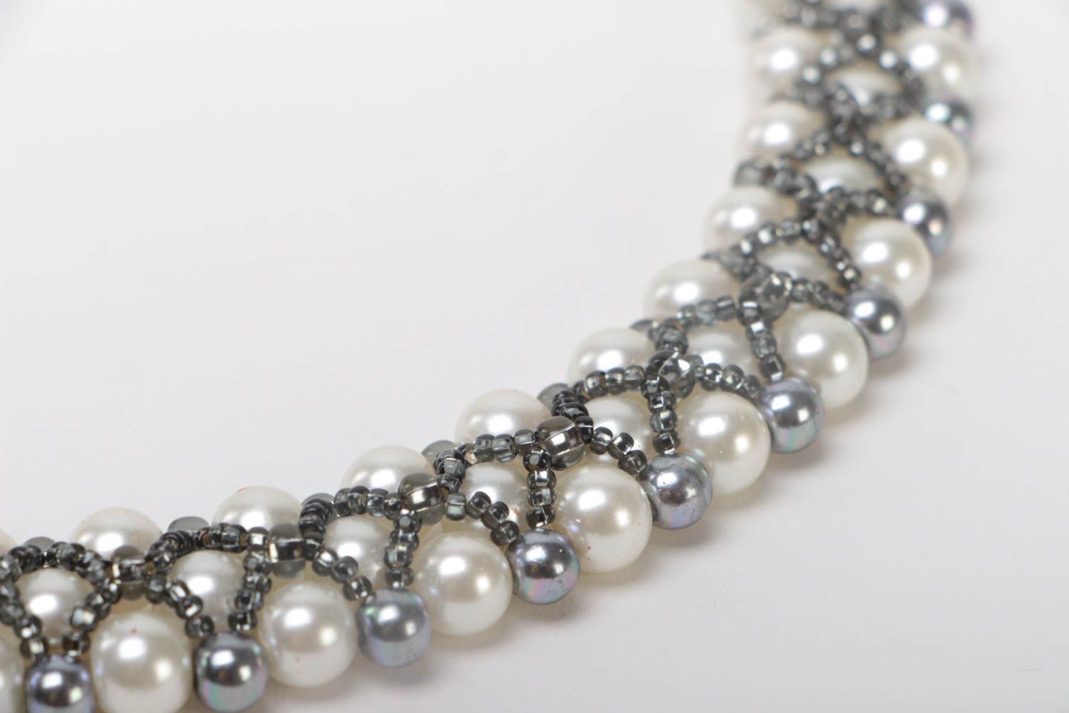 Joli collier en perles de rocaille et perles fantaisie fait main gris blanc photo 3
