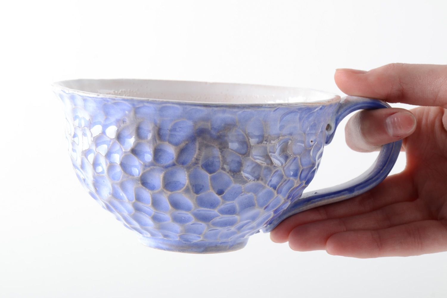 Taza cerámica de arcilla esmaltada hecha a mano azul bonita foto 5