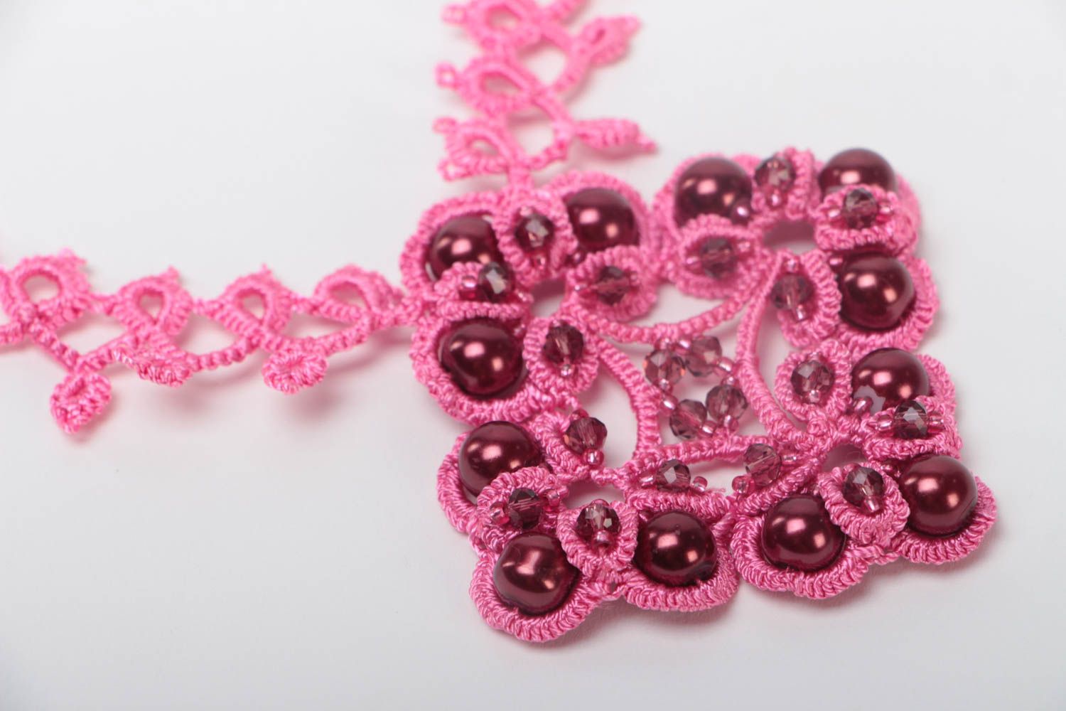Collier en fils de soie et perles fantaisie ajouré rose fait main frivolité  photo 3