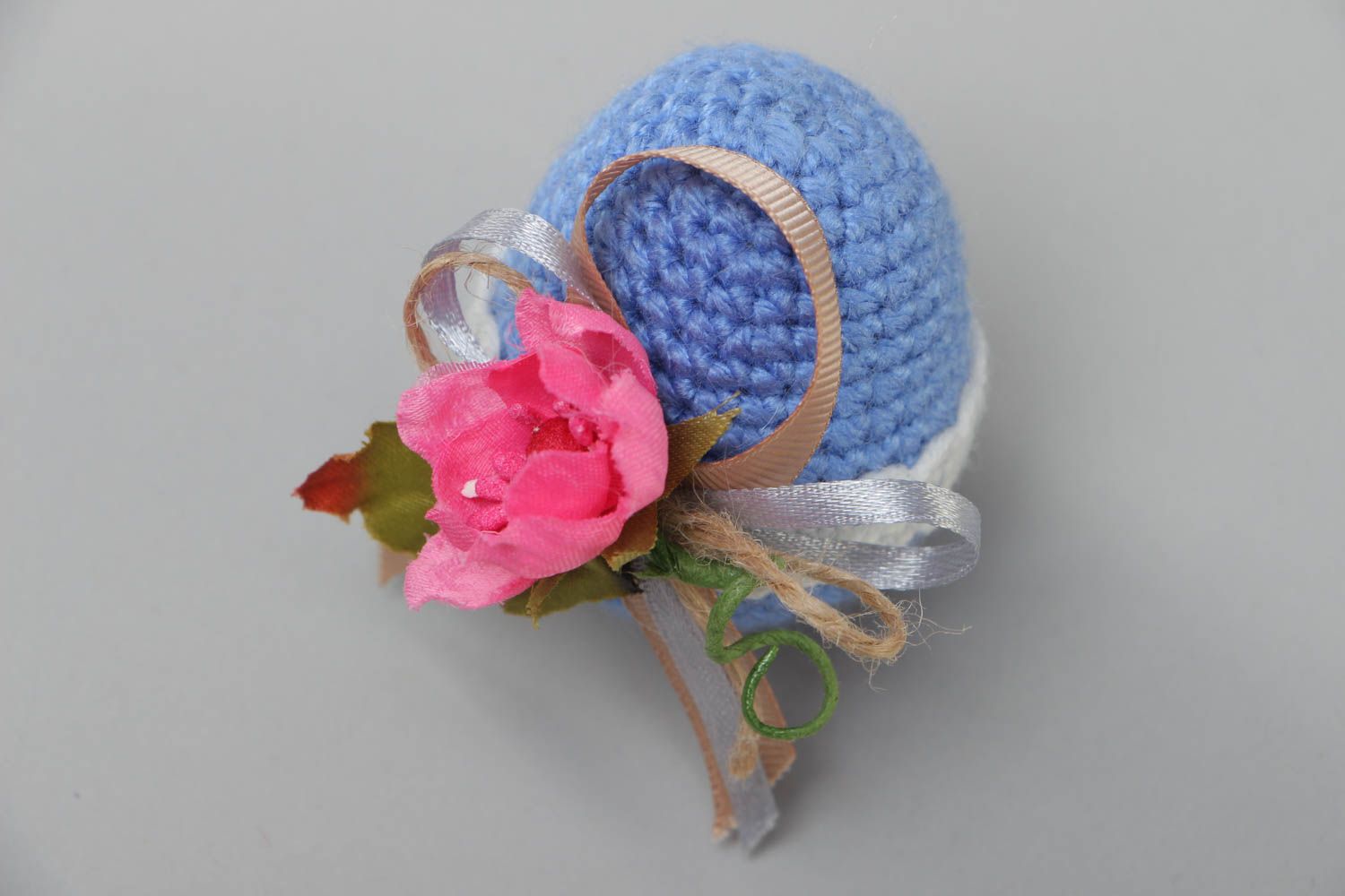 Œuf de Pâques tricoté au crochet en fils acryliques bleu avec fleurs fait main photo 3