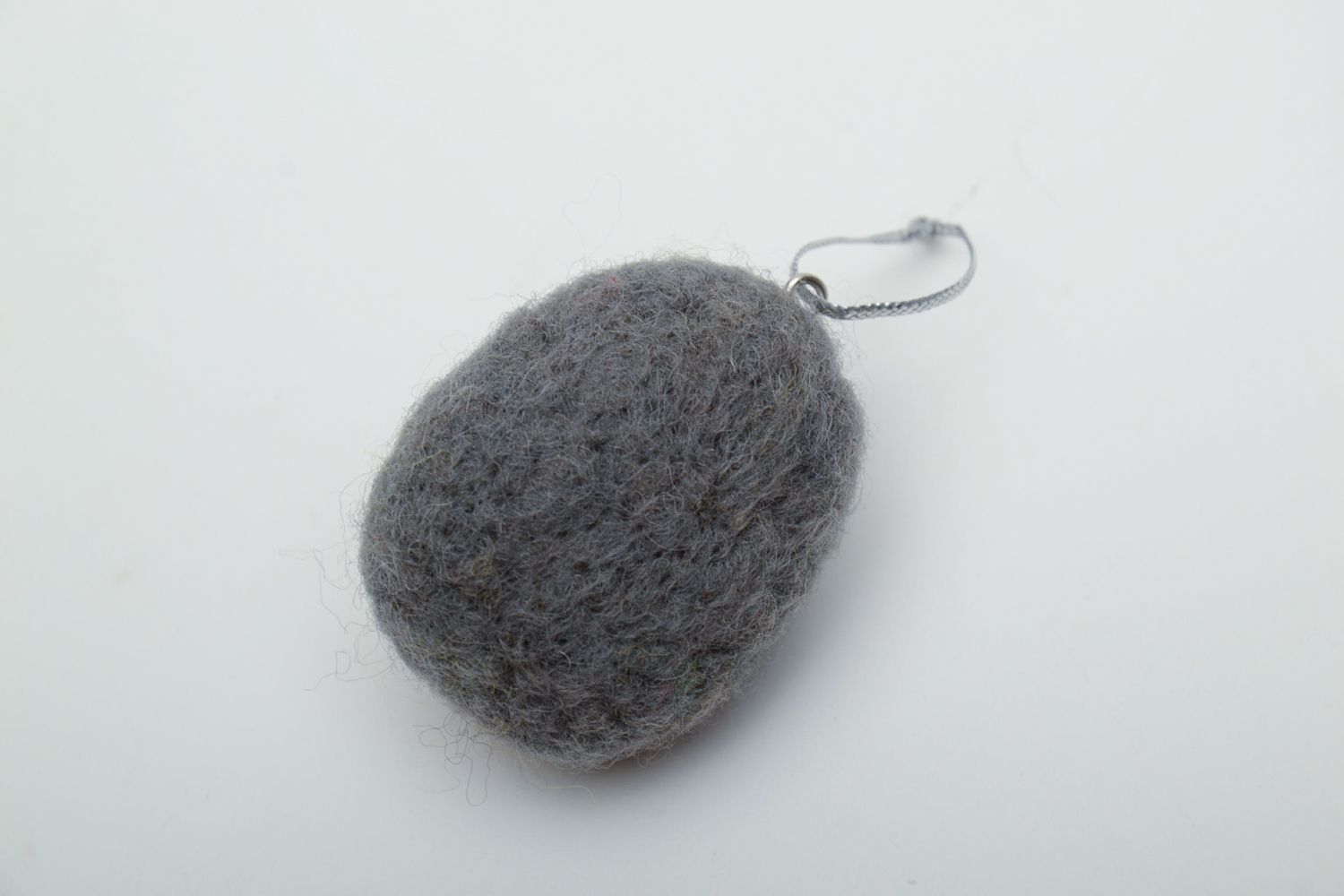 Jouet poussin en laine feutrée fait main miniature avec petite cordelette photo 4