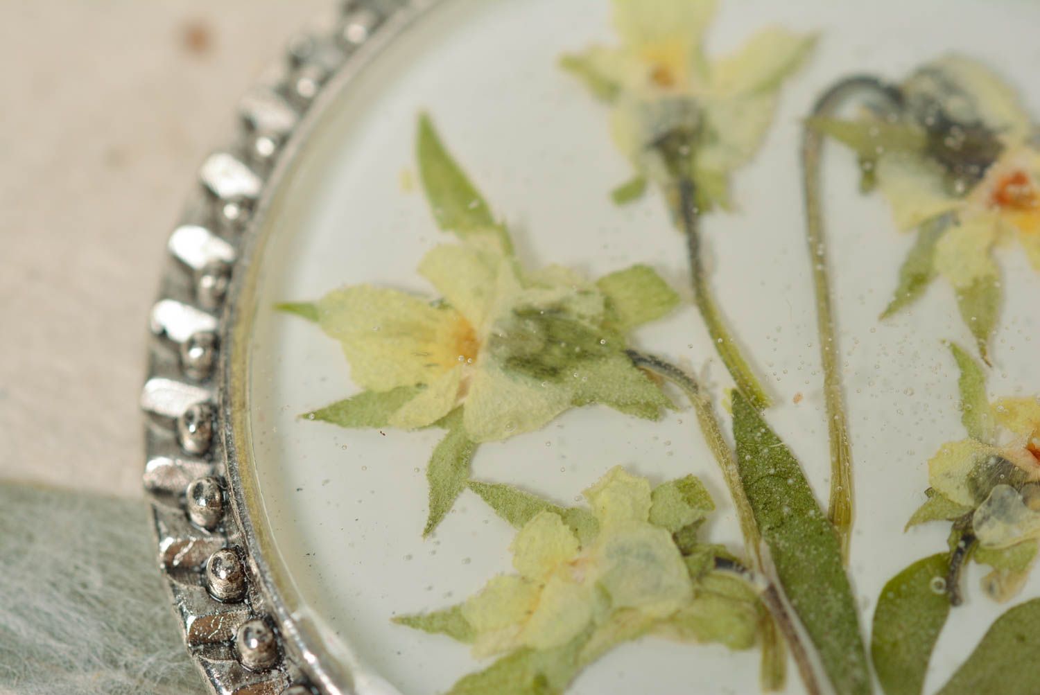 Кулон с сухоцветами в эпоксидной смоле круглый винтажный ручной работы фото 3